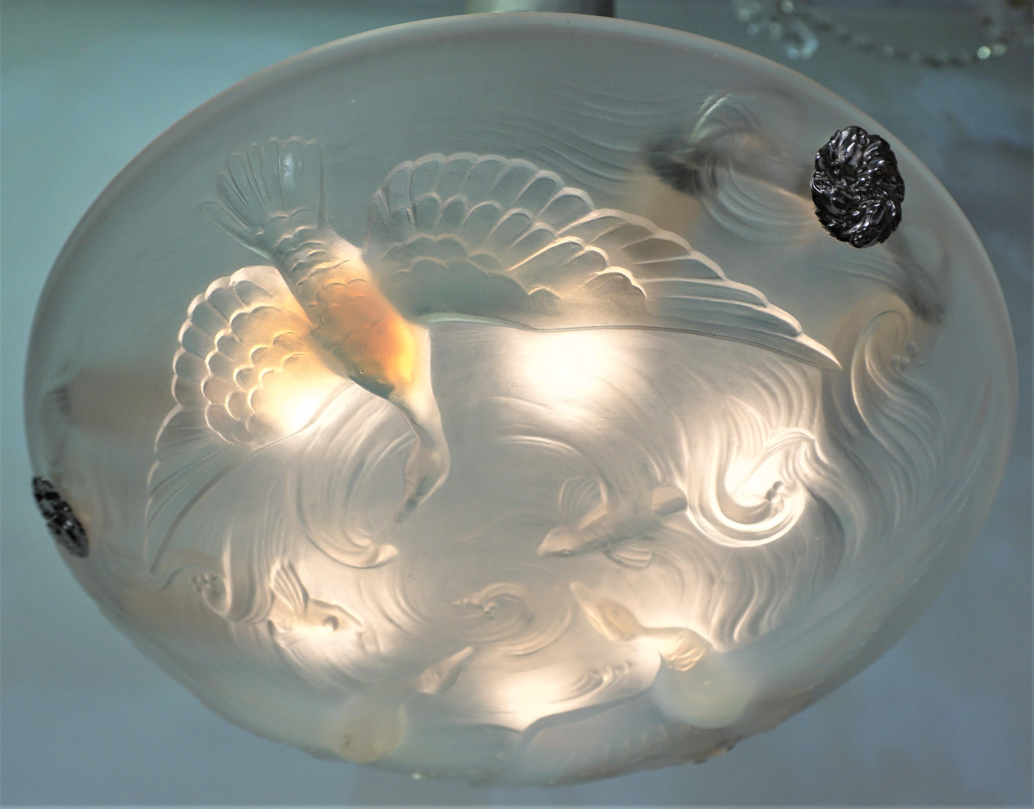 Magnifique lustre Art Déco en verre opalescent avec quincaillerie en nickel sur bronze.
Six lampes de 60 watts maximum chacune.