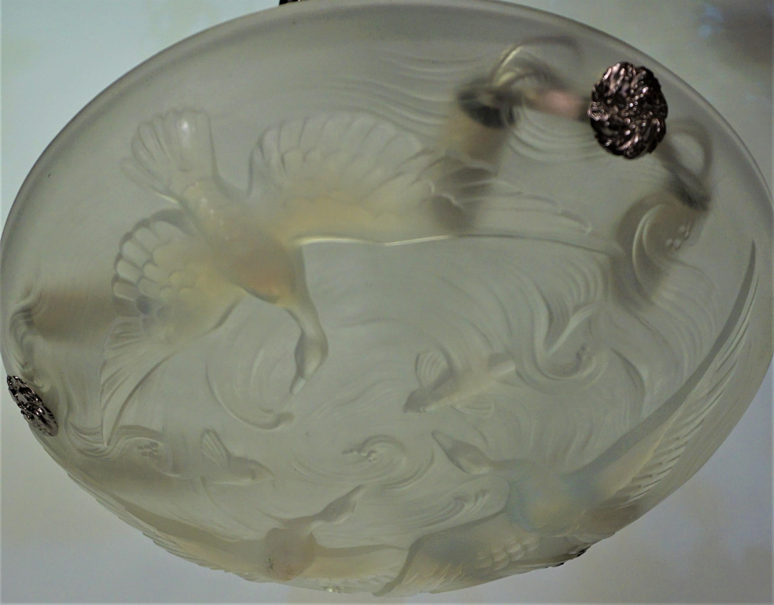 Début du 20ème siècle Lustre Art Déco français en verre opalescent de Verlys Kingfisher Design en vente