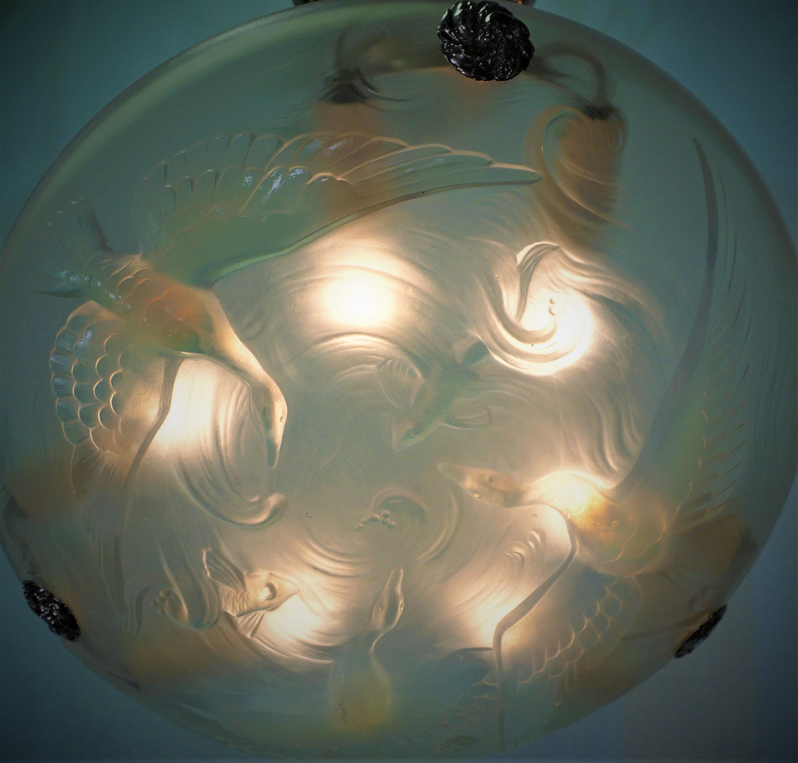 Verre opalin Lustre Art Déco français en verre opalescent de Verlys Kingfisher Design en vente