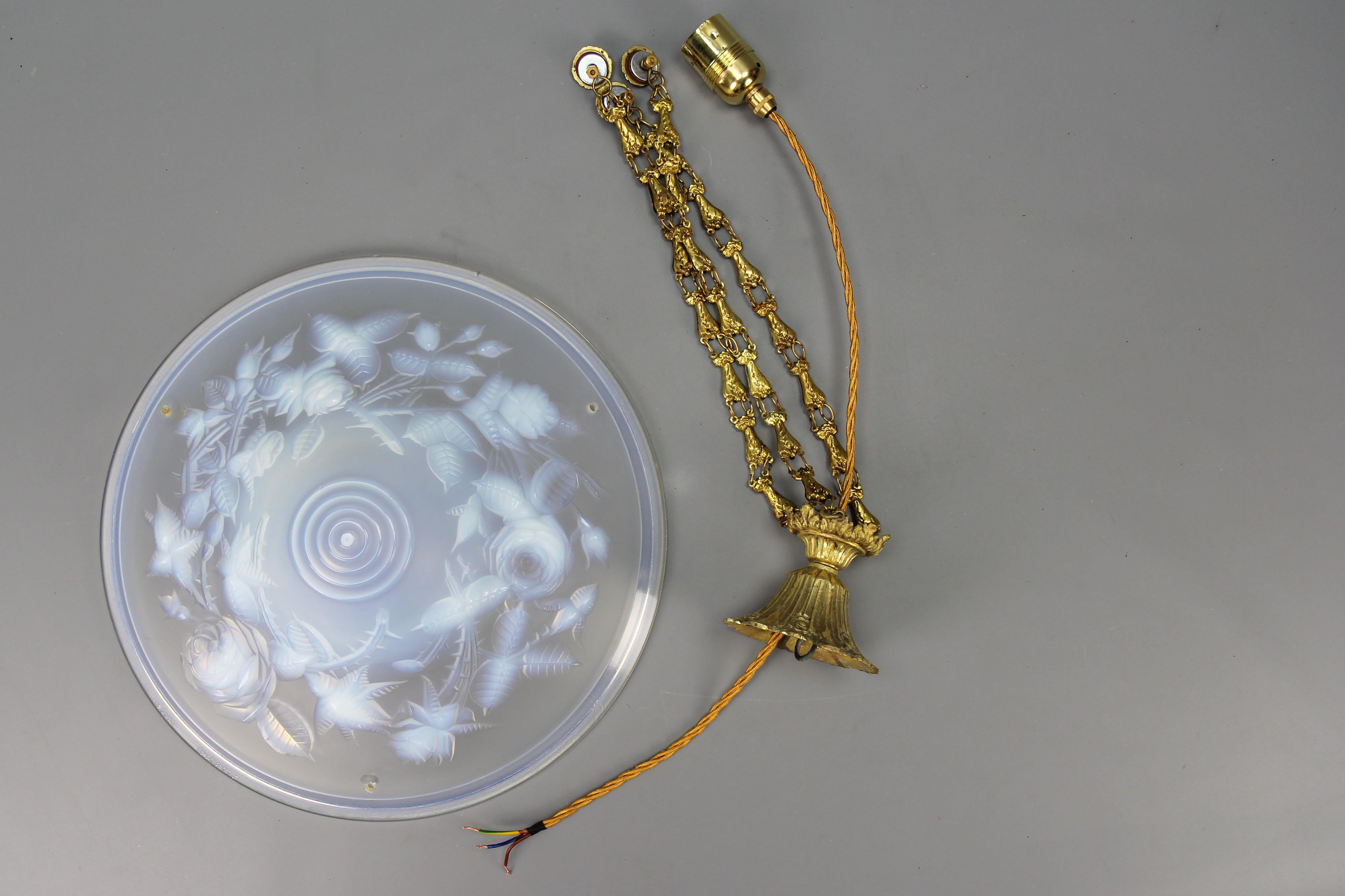 Opalisierende französische Art-Déco-Pendelleuchte aus Glas mit Rosen von Pierre Maynadier  im Angebot 10