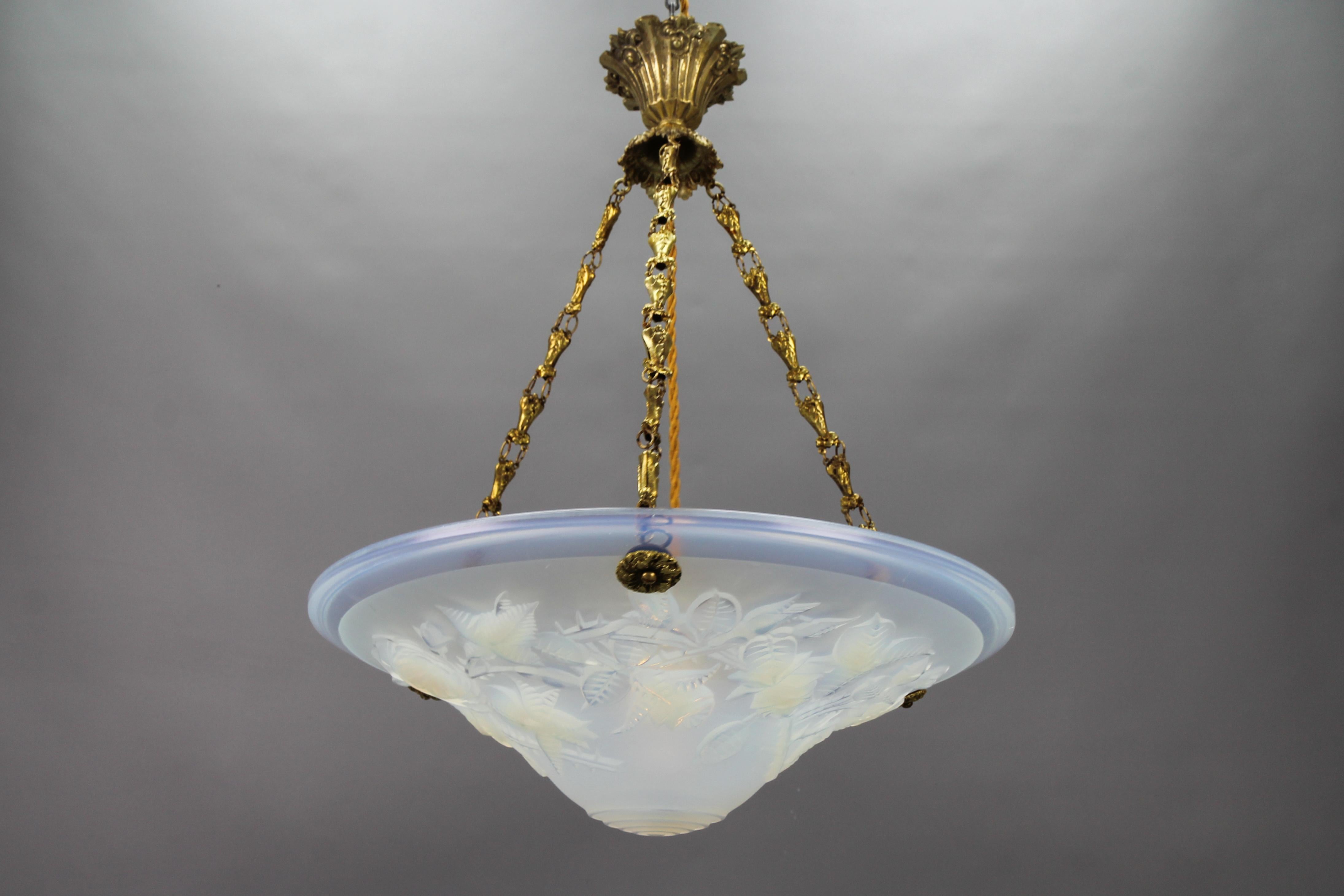 French Art Deco Opalescent Glass Pendant Light Roses by Pierre Maynadier, circa the 1920s.
A beautiful French Art Deco pendant light made of adorable opalescent glass with a floral design – intricately detailed roses, leaves, and rosebuds. The