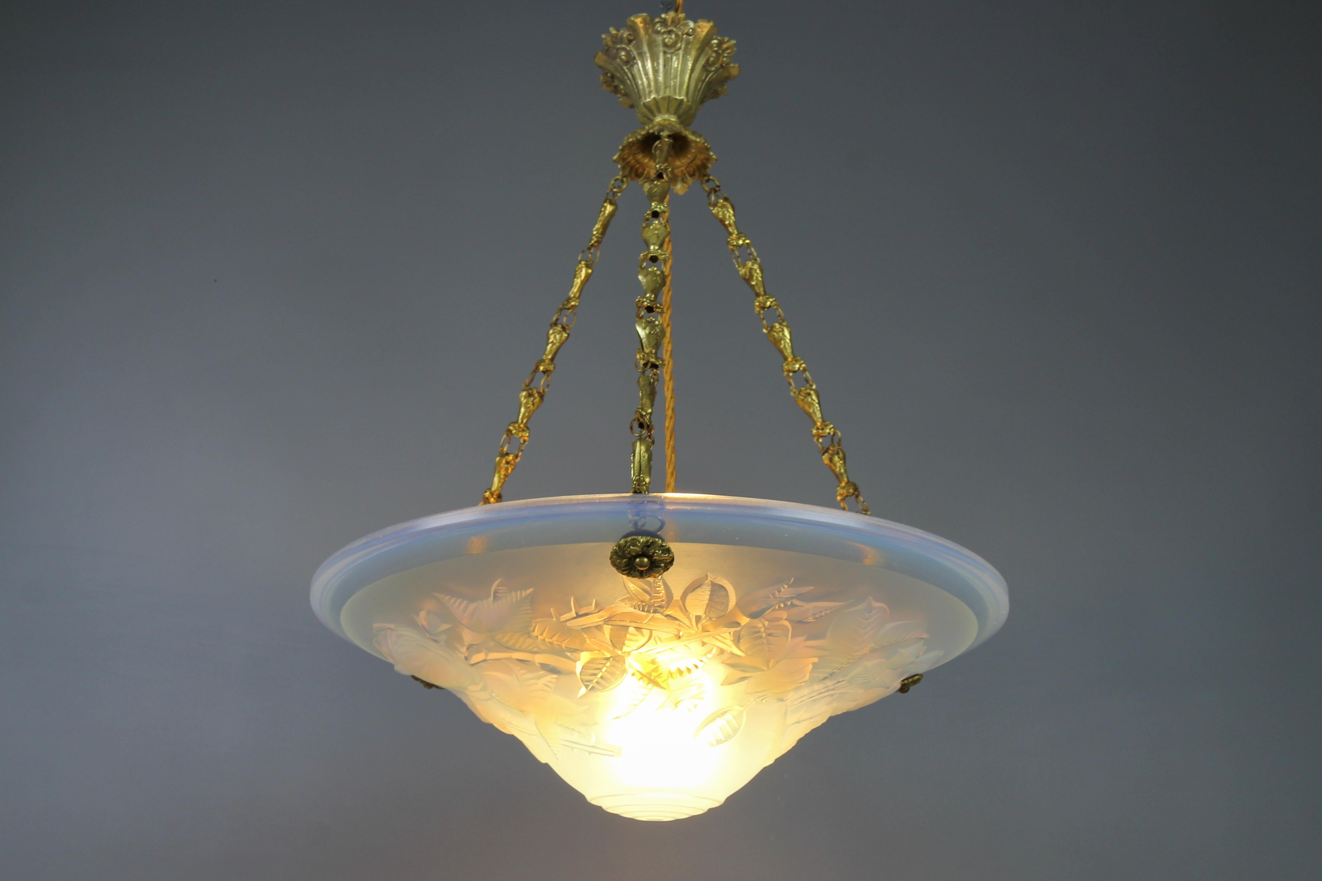 French Art Deco Opalescent Glass Pendant Light Roses by Pierre Maynadier  In Good Condition For Sale In Barntrup, DE