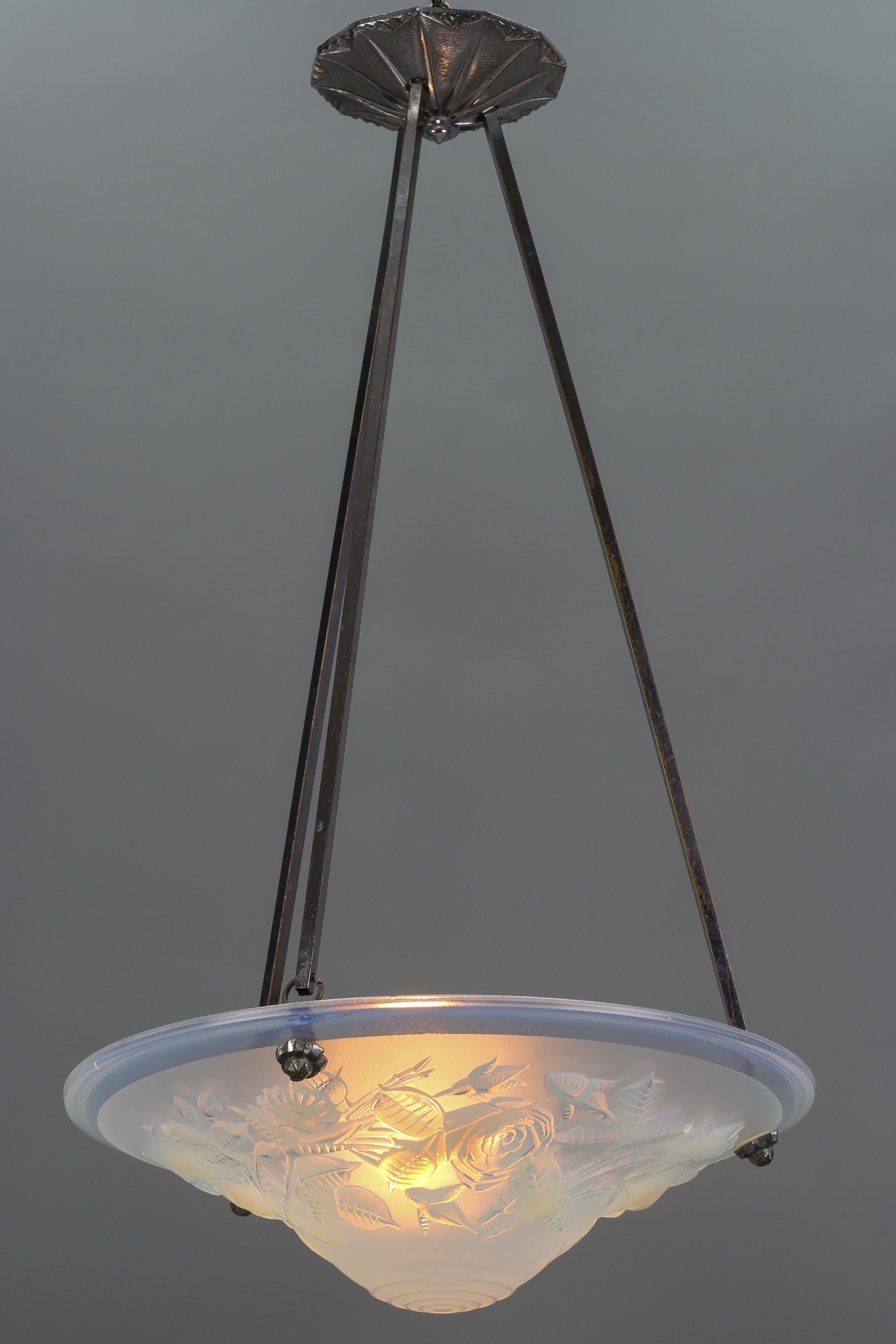 French Art Deco Opalescent Glass Pendant Light with Roses by Pierre Maynadier  In Good Condition In Barntrup, DE