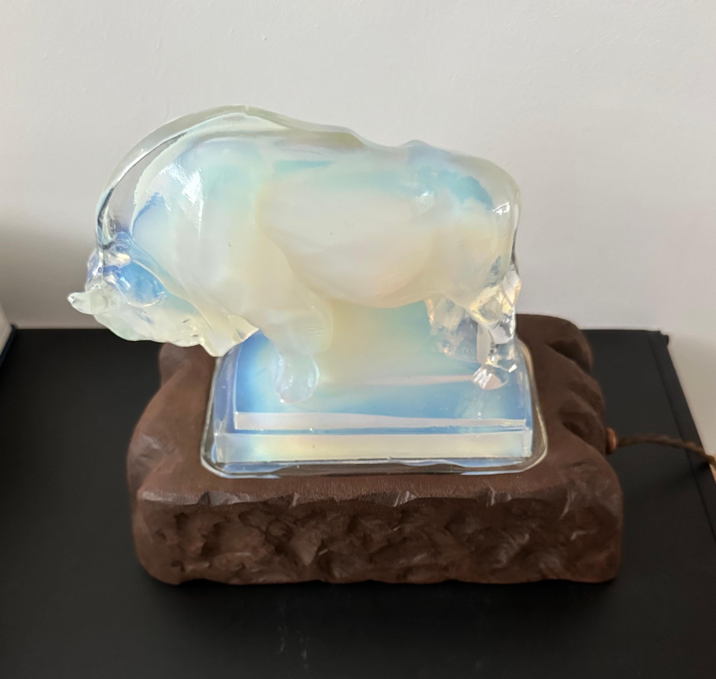 French Art Deco Opalescent Glass Table or Desk Lamp with Stylish Bison Sculpture For Sale 4
