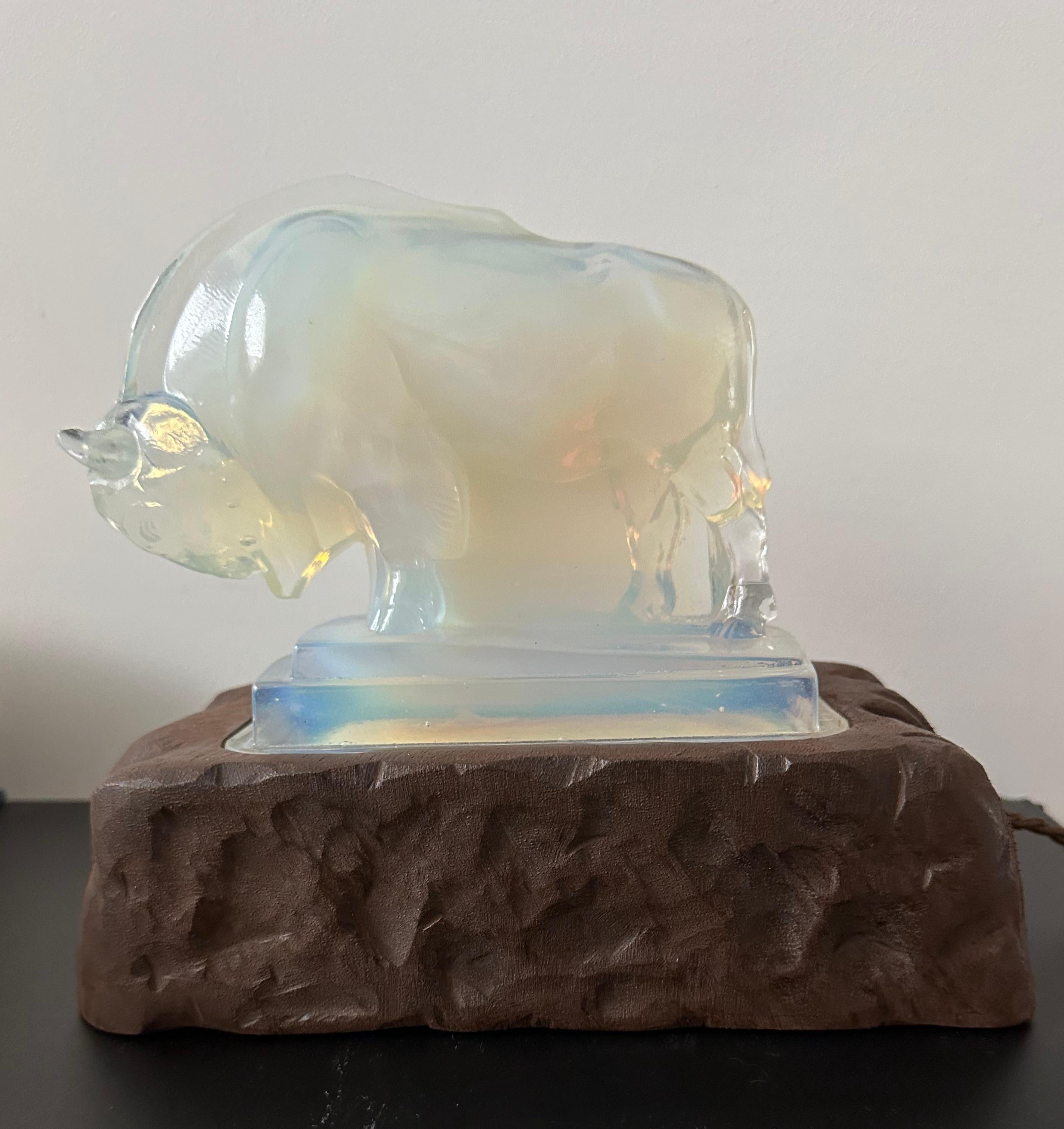 French Art Deco Opalescent Glass Table or Desk Lamp with Stylish Bison Sculpture For Sale 6