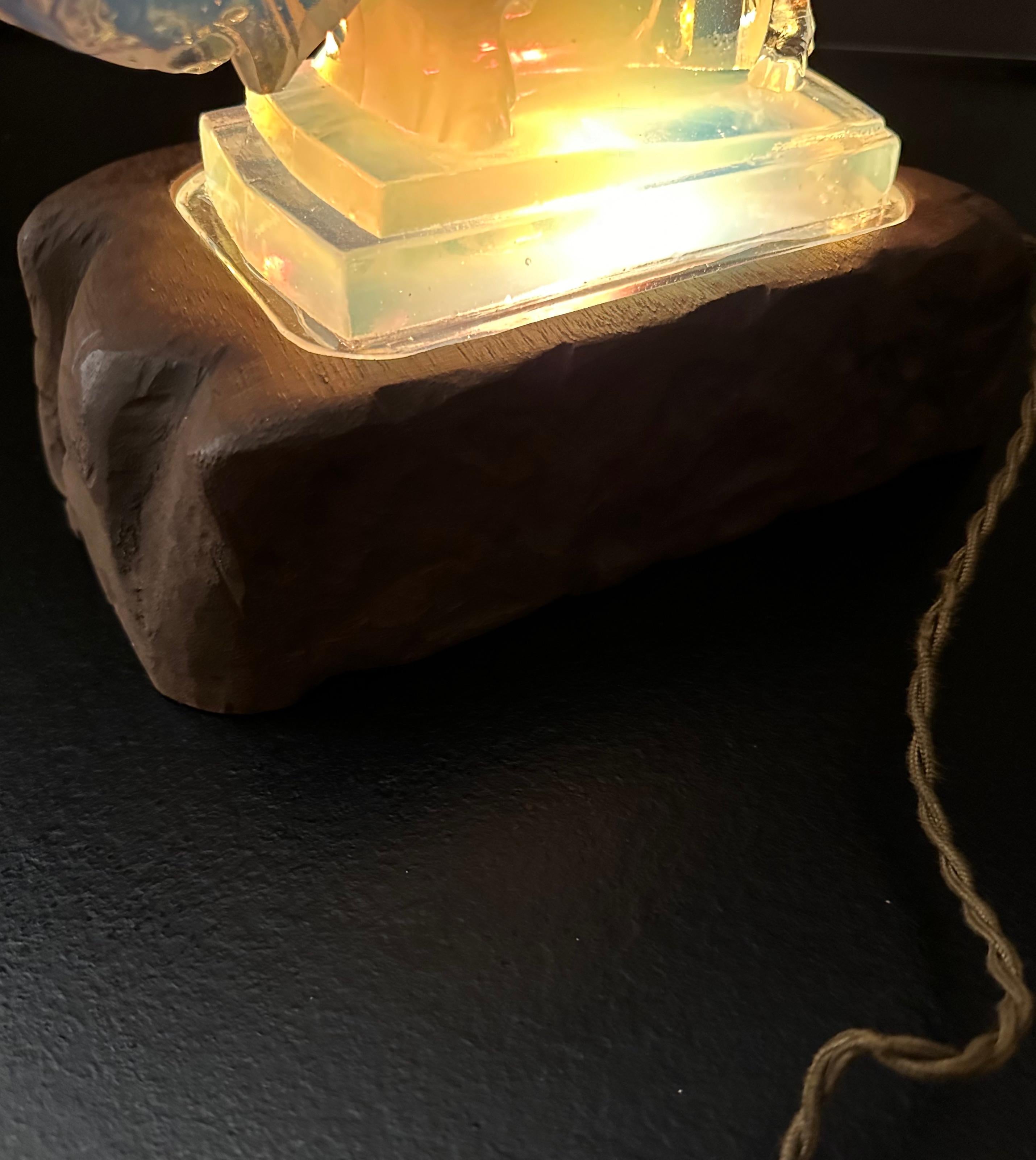 Lampe de table ou de bureau Art déco français en verre opalescent avec une élégante sculpture en biseau en vente 8