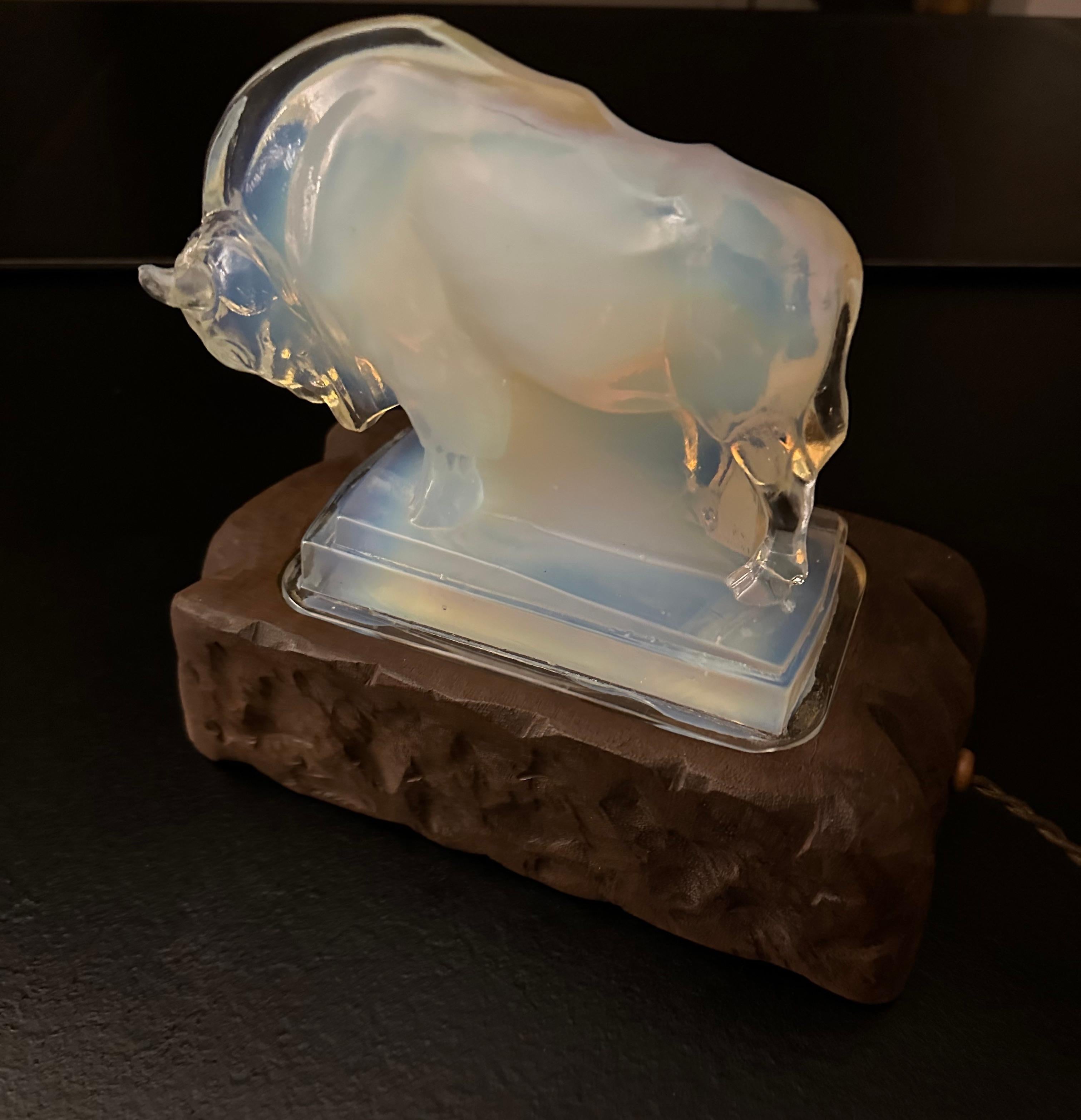 Französische opalisierende Glas-Tisch- oder Schreibtischlampe im Art-déco-Stil mit stilvoller Bison-Skulptur im Angebot 9