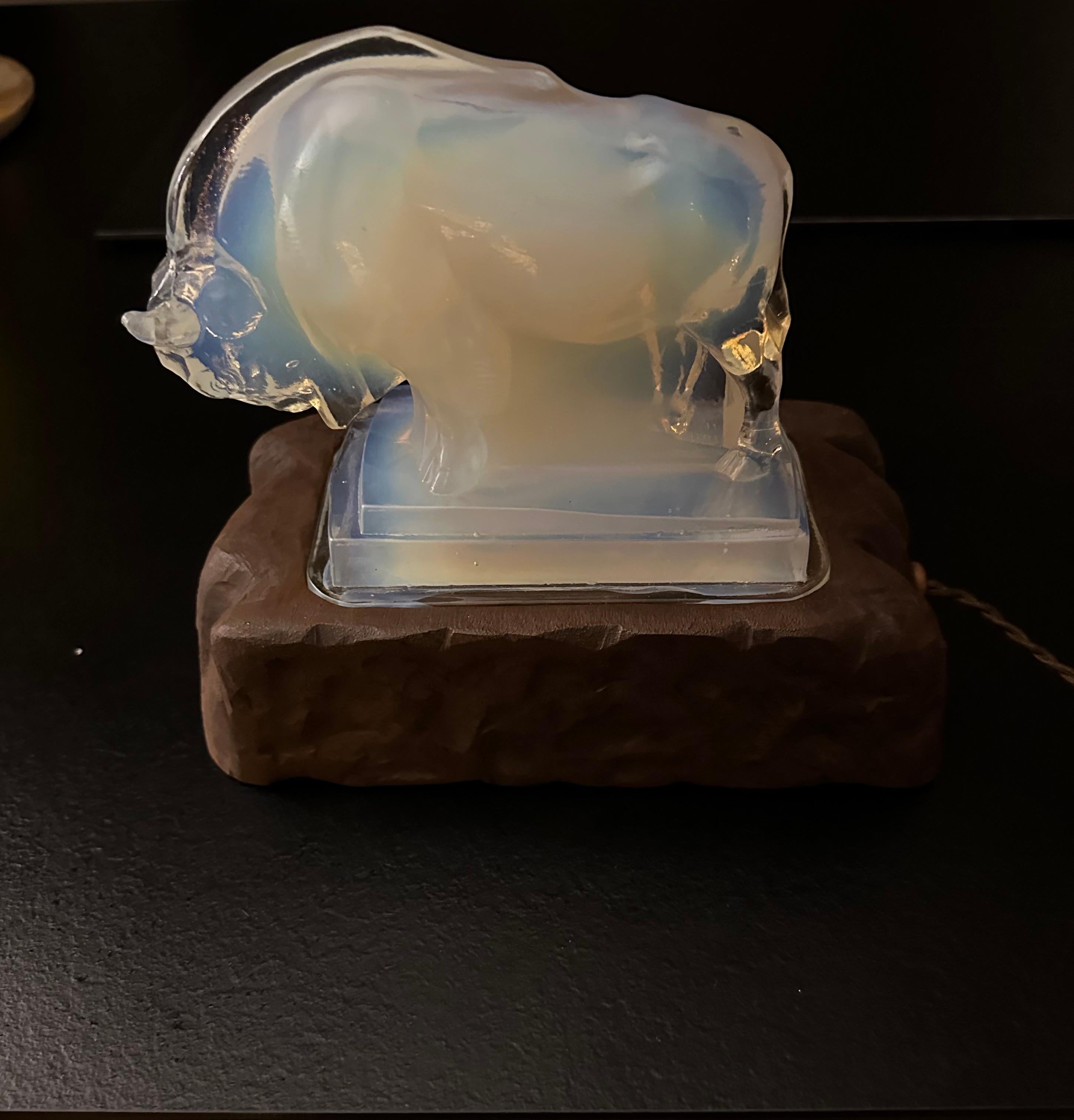 Lampe de table ou de bureau Art déco français en verre opalescent avec une élégante sculpture en biseau en vente 10