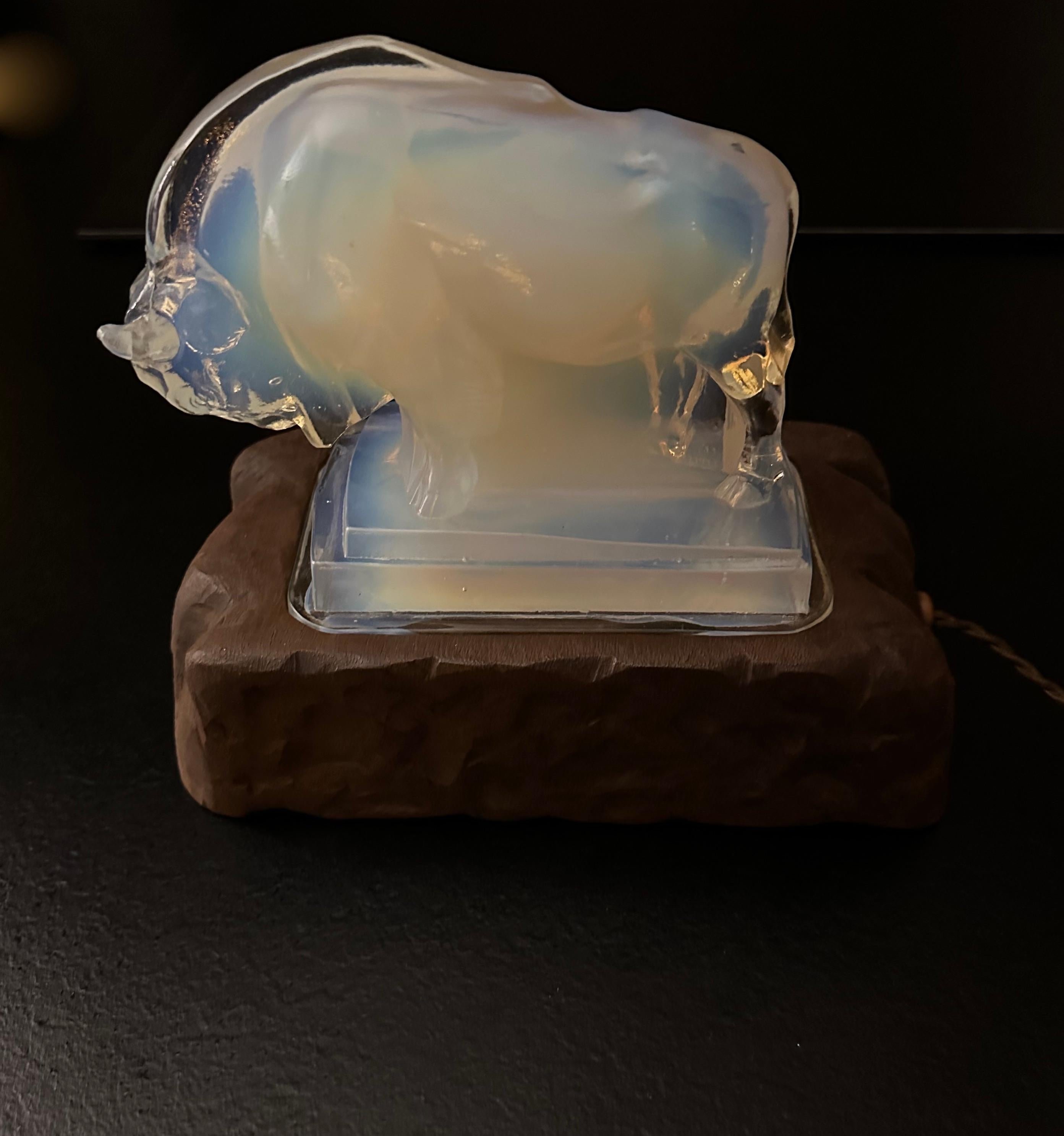 Lampe de table ou de bureau Art déco français en verre opalescent avec une élégante sculpture en biseau en vente 11
