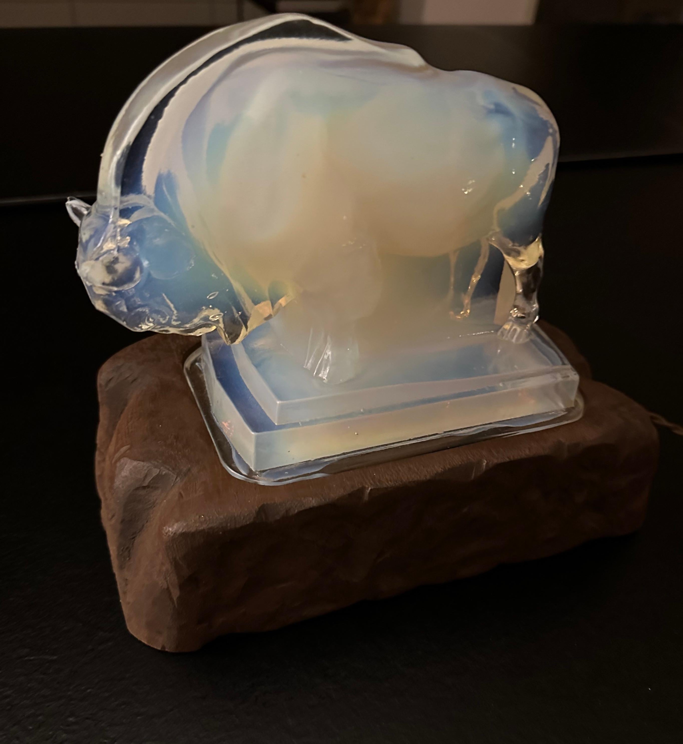 Lampe de table ou de bureau Art déco français en verre opalescent avec une élégante sculpture en biseau en vente 12