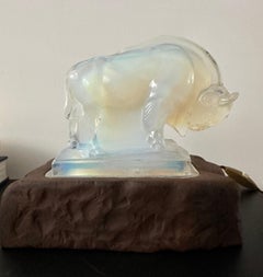 Französische opalisierende Glas-Tisch- oder Schreibtischlampe im Art-déco-Stil mit stilvoller Bison-Skulptur