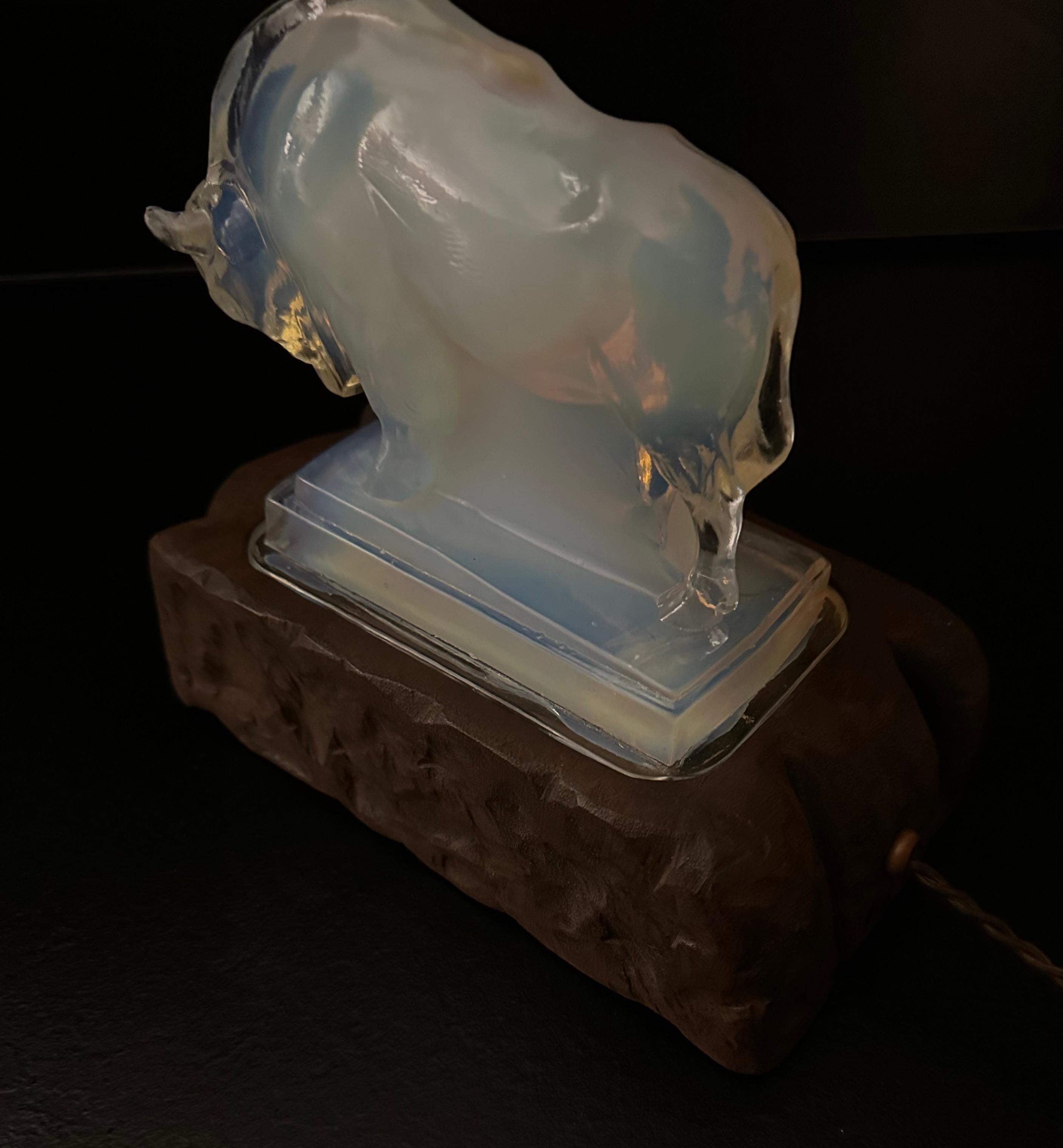 Lampe de table ou de bureau Art déco français en verre opalescent avec une élégante sculpture en biseau en vente 13