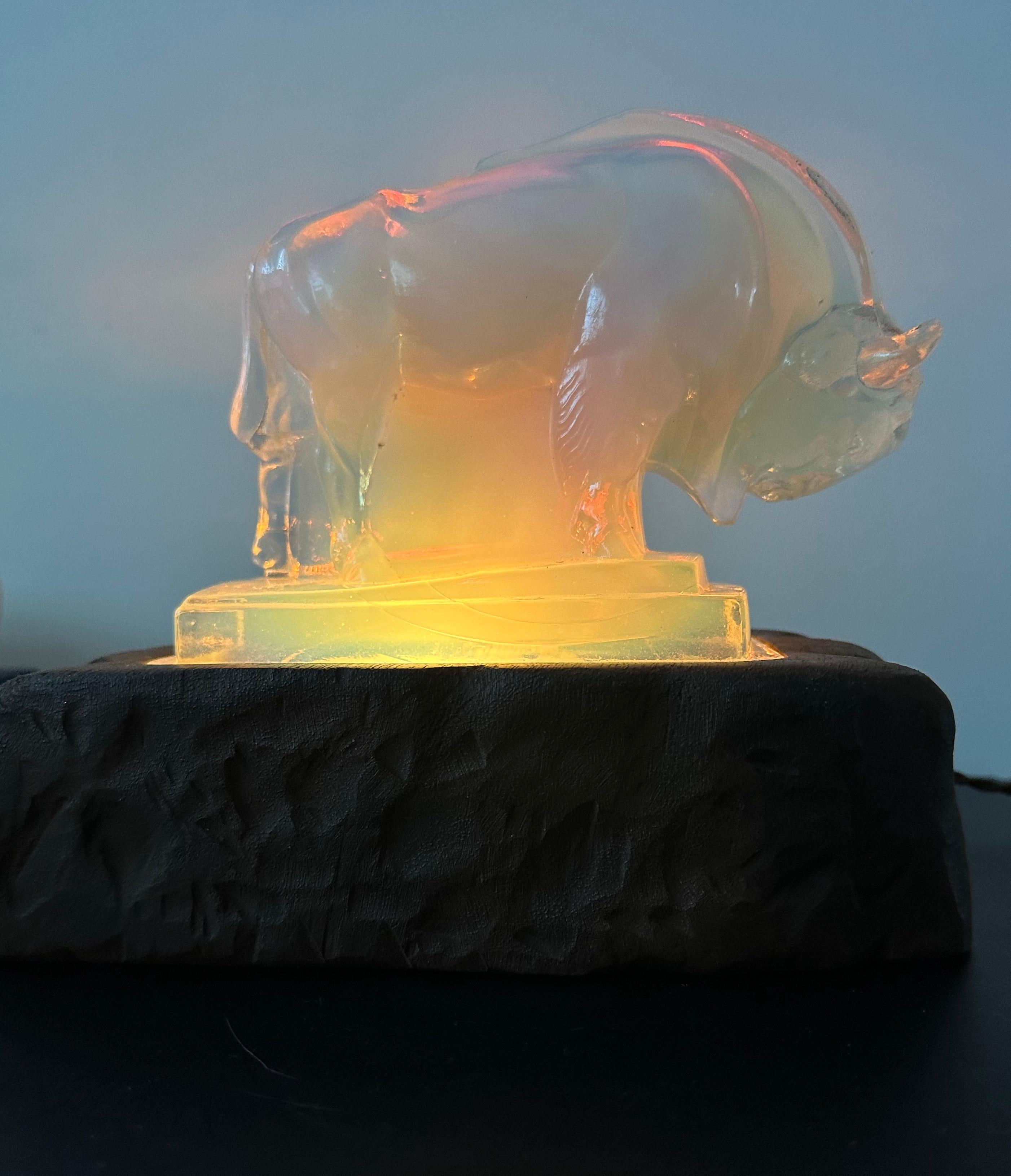 French Art Deco Opalescent Glass Table or Desk Lamp with Stylish Bison Sculpture In Excellent Condition For Sale In Lisse, NL