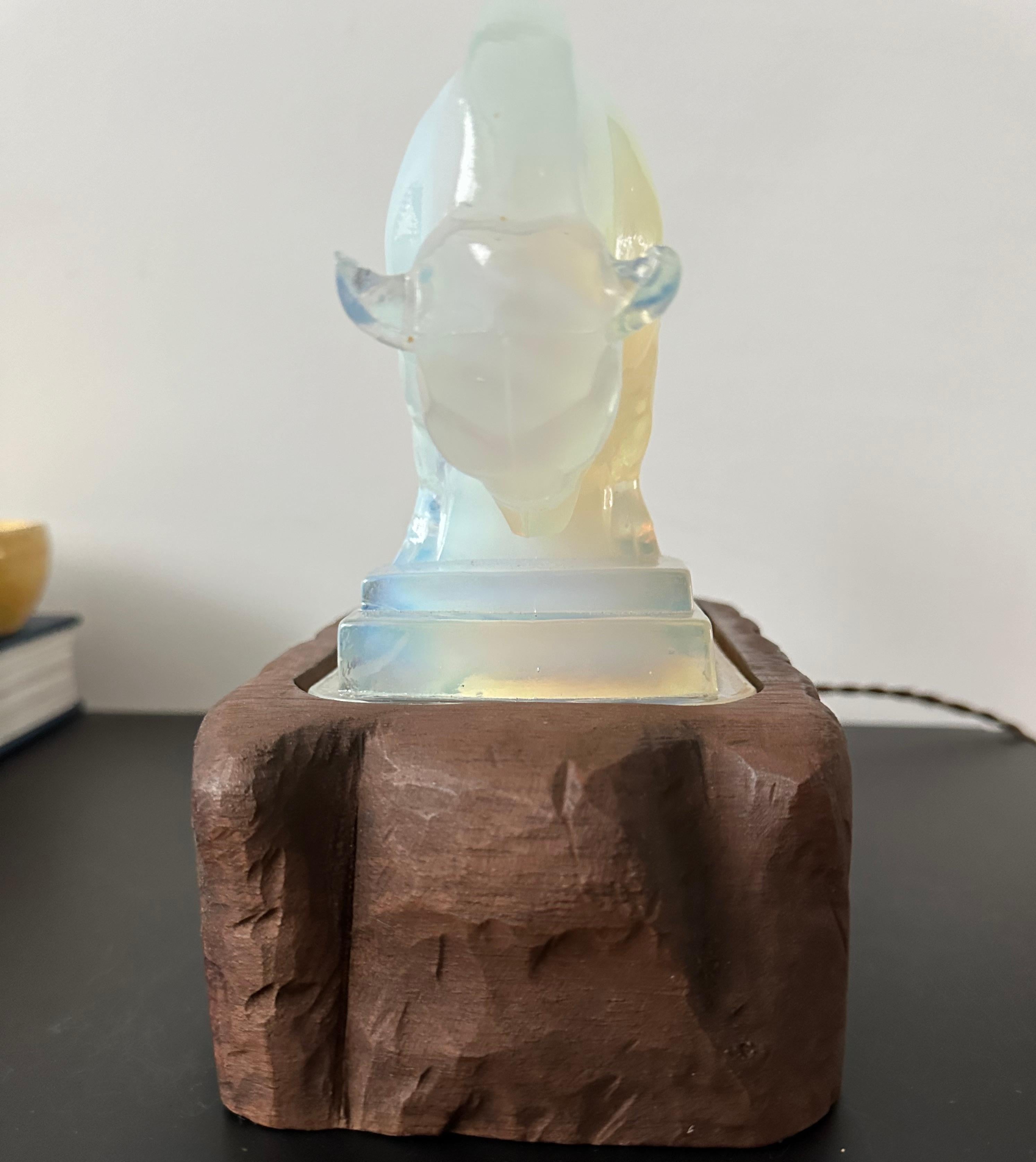Lampe de table ou de bureau Art déco français en verre opalescent avec une élégante sculpture en biseau en vente 1
