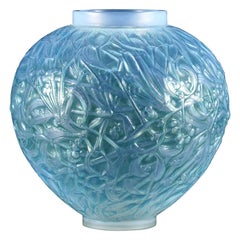 Vase en verre opalescent Art Déco "Blue Gui" de René Lalique