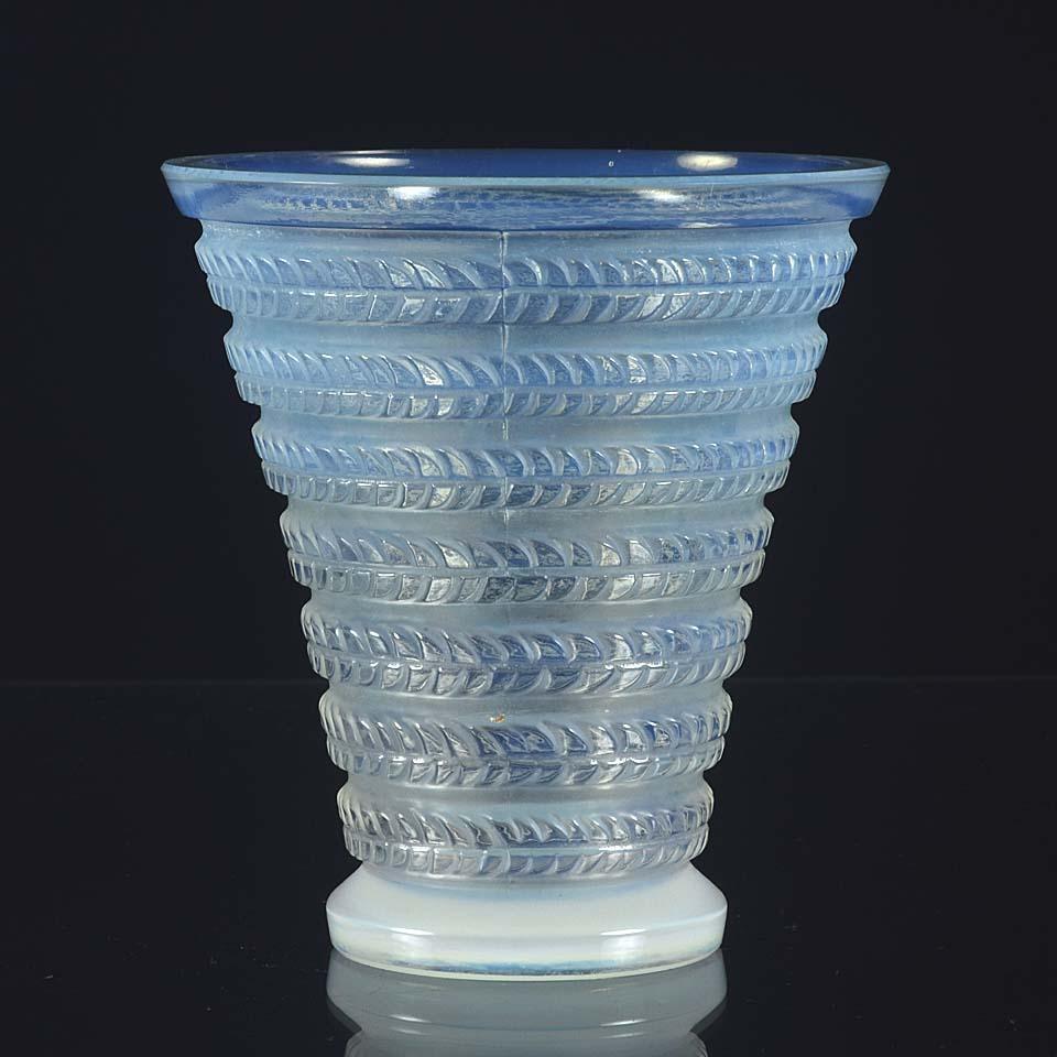 Early 20th Century French Art Deco Opalescent Glass Vase 