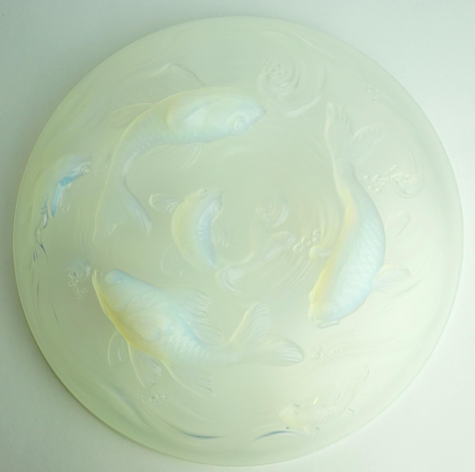 French Art Deco Opalescent Pressed Glass Bowl with Fish For Sale 1