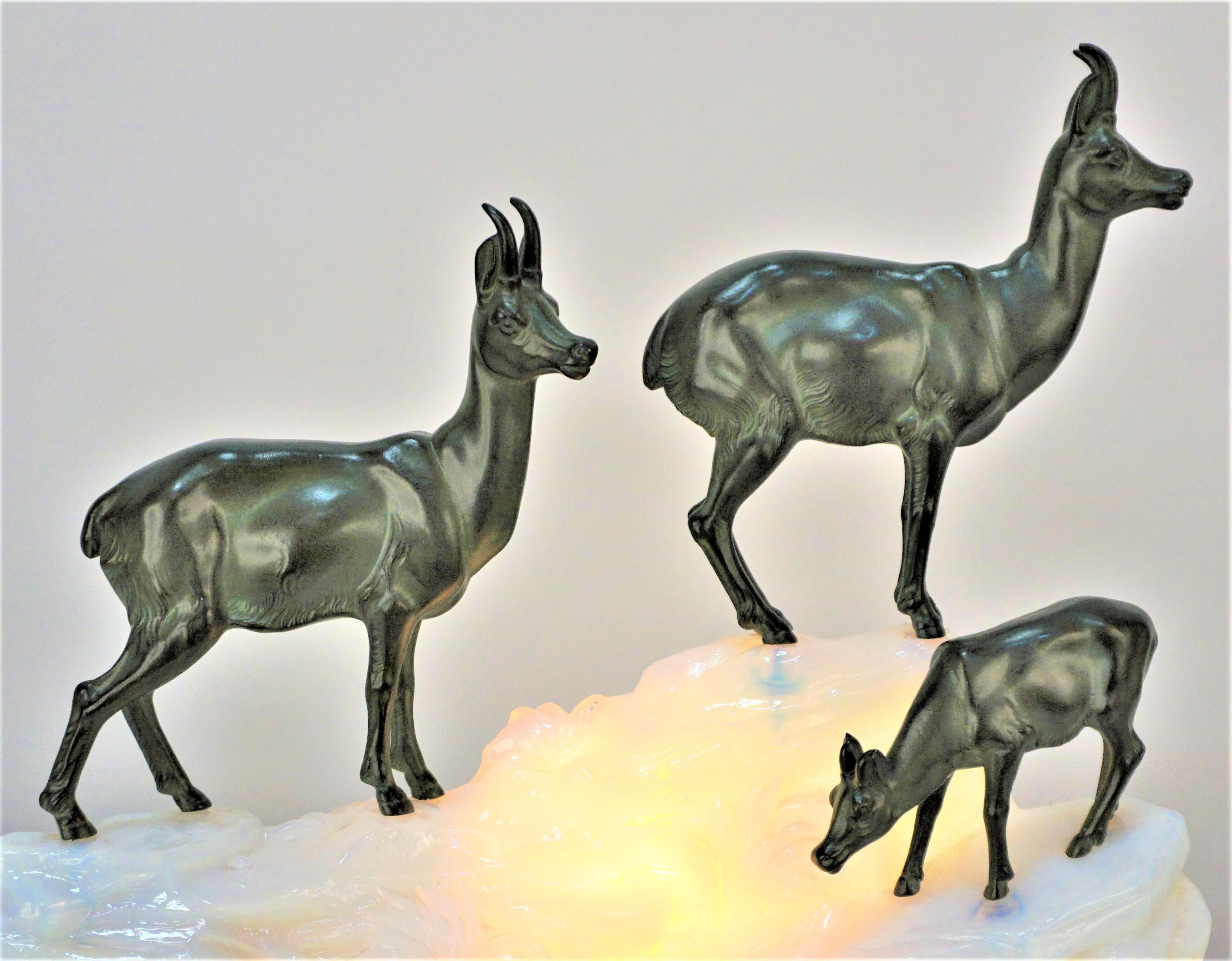 Art déco Lampe de table Art Déco française en verre opalin et antilope