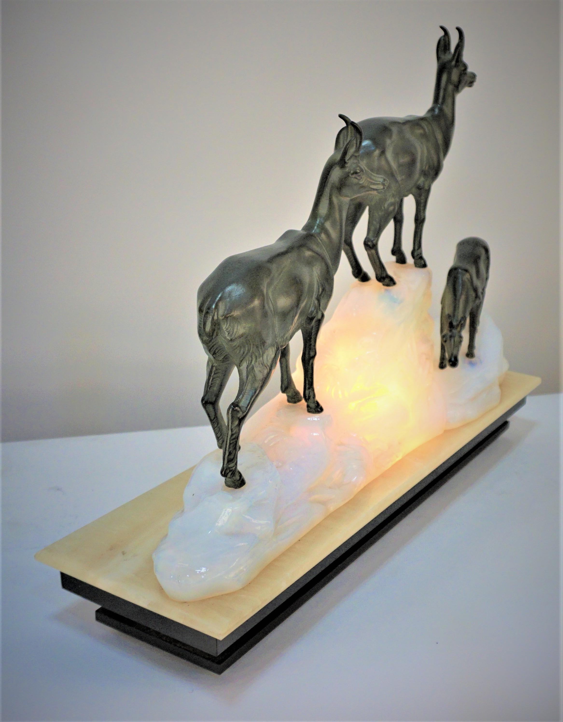 Français Lampe de table Art Déco française en verre opalin et antilope
