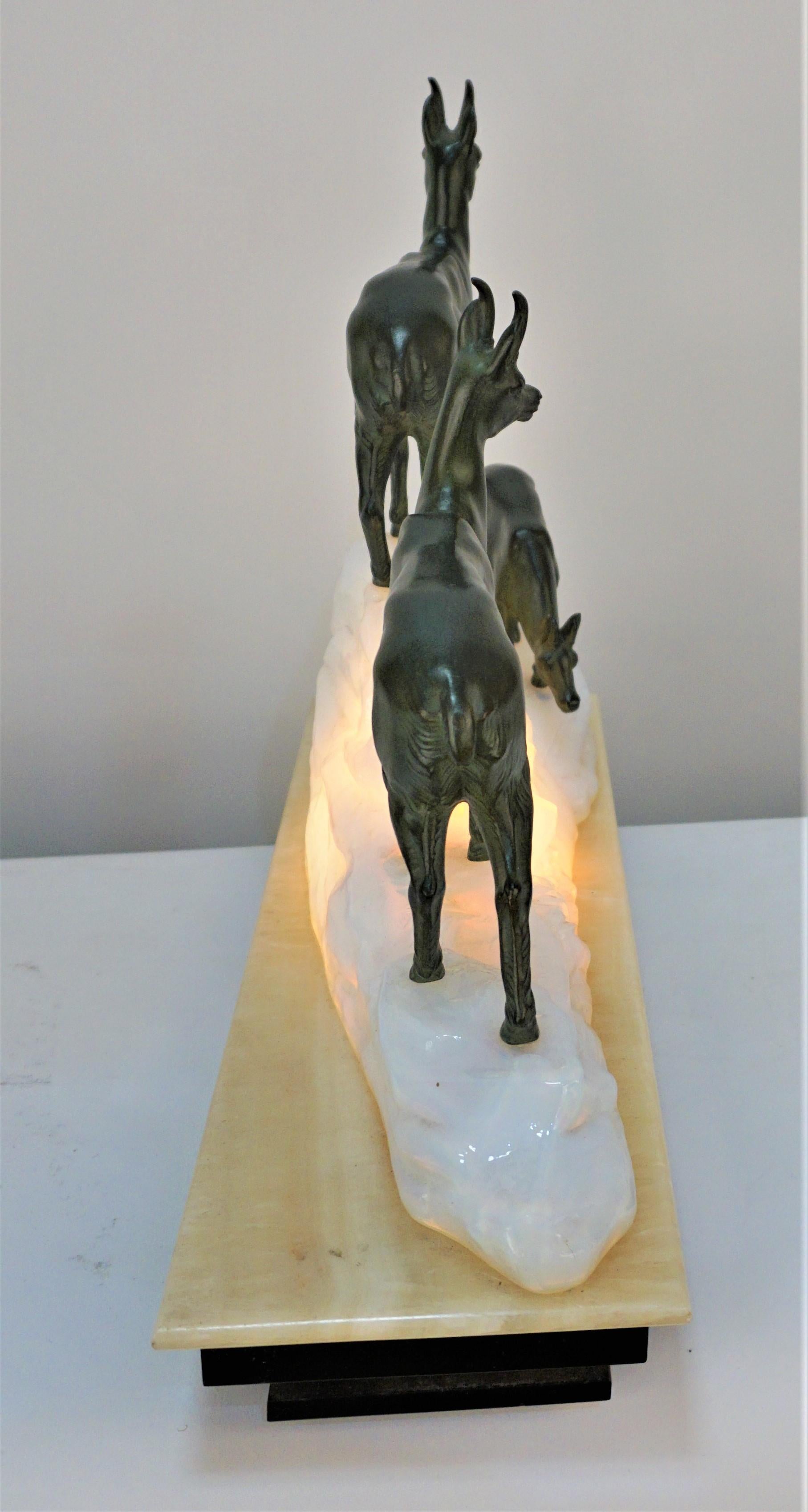 Lampe de table Art Déco française en verre opalin et antilope Bon état à Fairfax, VA