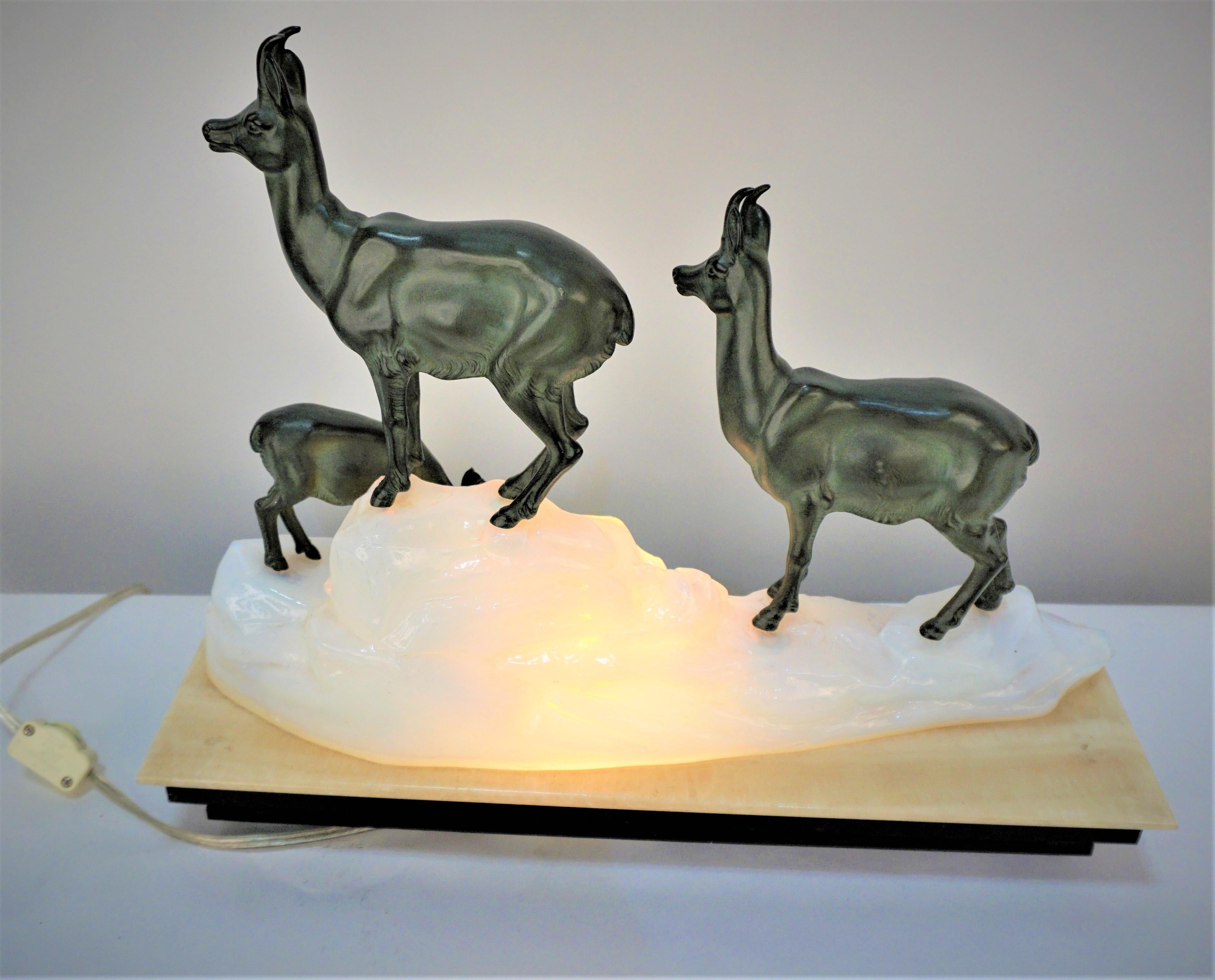 Milieu du XXe siècle Lampe de table Art Déco française en verre opalin et antilope