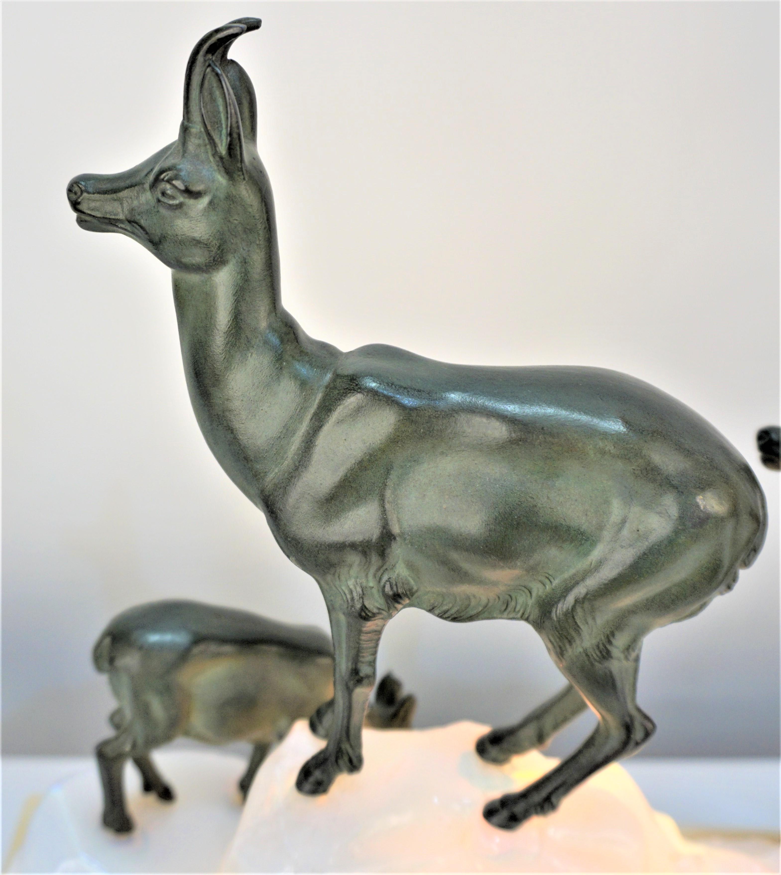 Métal Lampe de table Art Déco française en verre opalin et antilope
