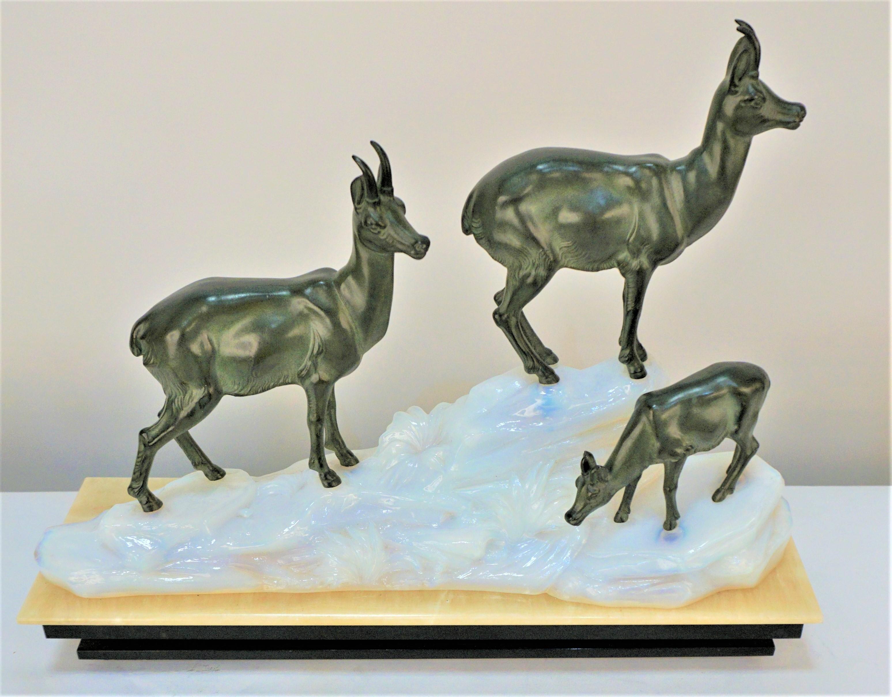 Lampe de table Art Déco française en verre opalin et antilope 1