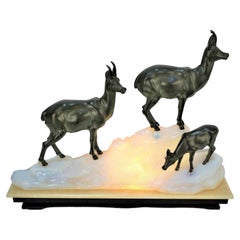 Lampe de table Art Déco française en verre opalin et antilope