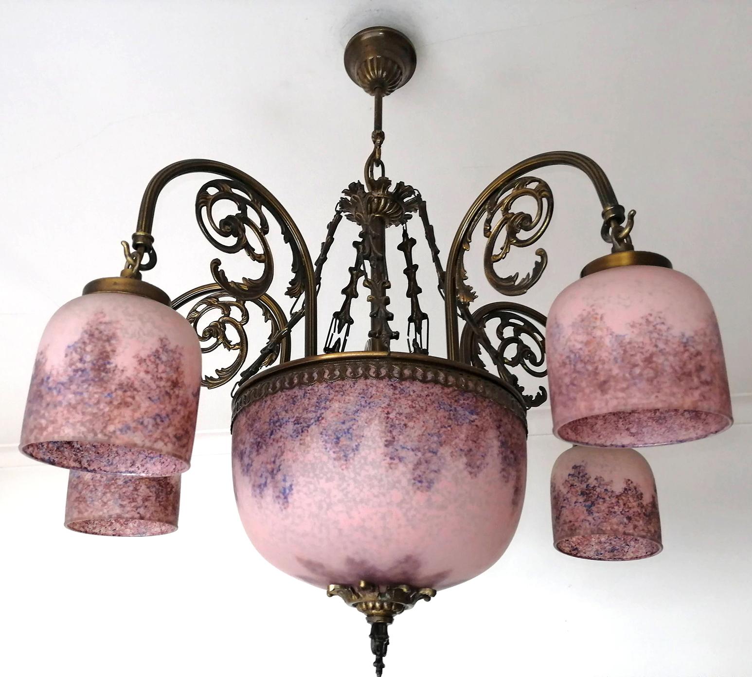 Schöner originaler französischer Art-Déco-Kronleuchter. Sie hat einen Sockel aus Messing und mehrfarbige, mundgeblasene Glasschirme in Rosa-, Blau- und Lila-Tönen.
Abmessungen
Höhe 29,53 in. (75 cm)
Durchmesser 25,99 in. (66 cm)
7 Glühbirnen E