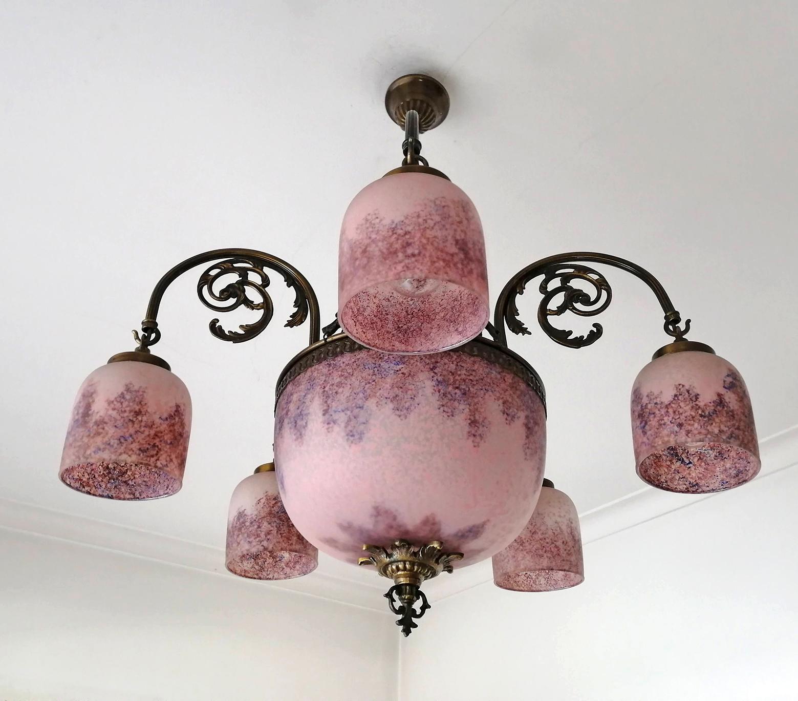 Kronleuchter im Muller Freres-Stil, Französisch, Art déco oder Jugendstil, aus rosa und lila Glas (Handgefertigt) im Angebot