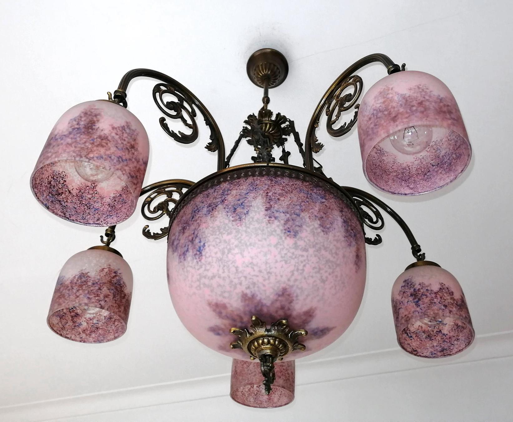 Kronleuchter im Muller Freres-Stil, Französisch, Art déco oder Jugendstil, aus rosa und lila Glas (20. Jahrhundert) im Angebot