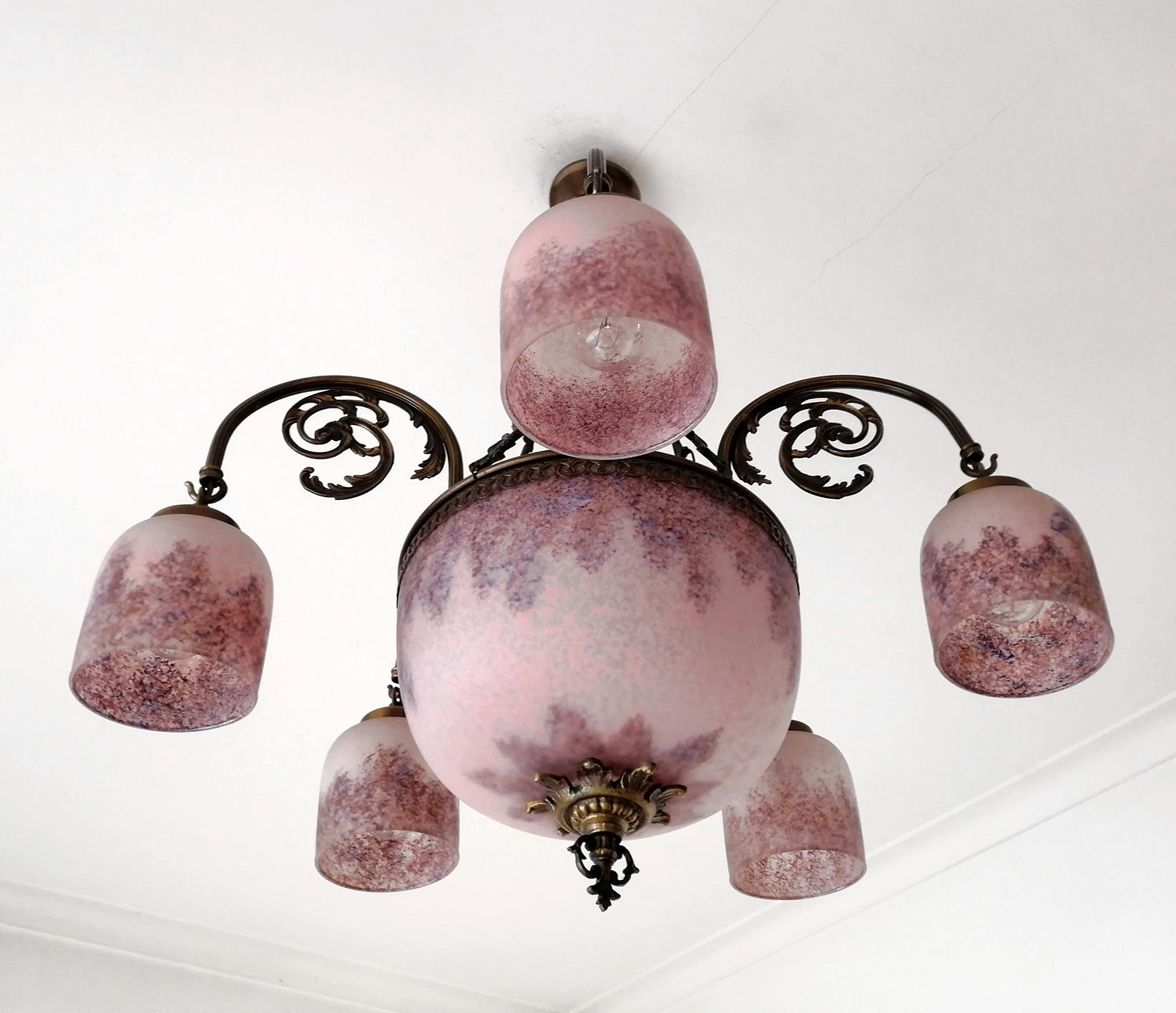 Kronleuchter im Muller Freres-Stil, Französisch, Art déco oder Jugendstil, aus rosa und lila Glas (Metall) im Angebot