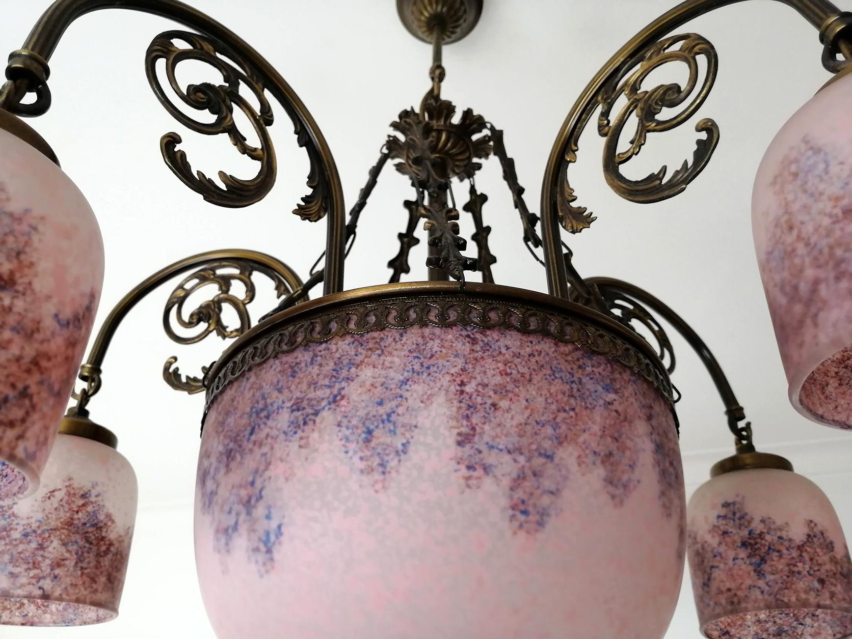 Kronleuchter im Muller Freres-Stil, Französisch, Art déco oder Jugendstil, aus rosa und lila Glas im Angebot 1