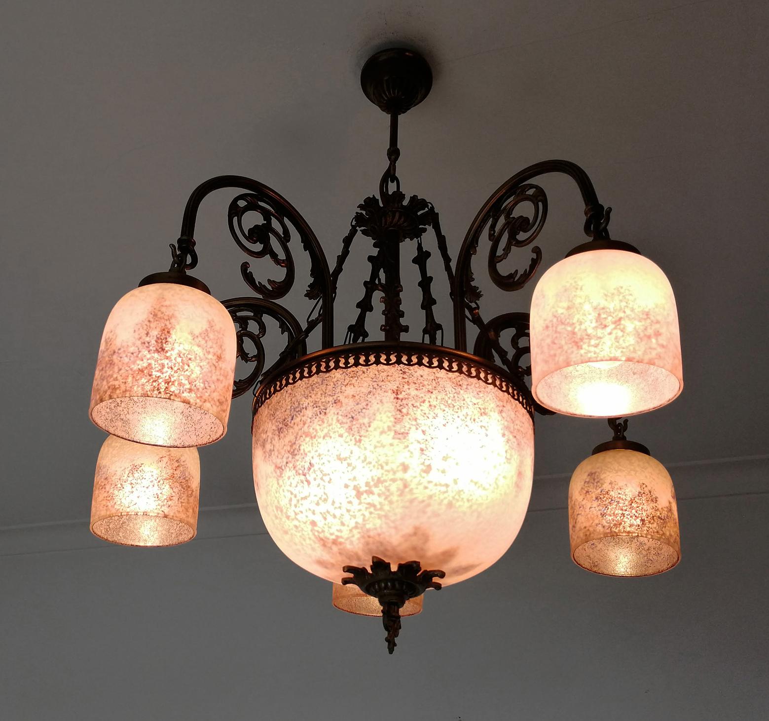 Kronleuchter im Muller Freres-Stil, Französisch, Art déco oder Jugendstil, aus rosa und lila Glas im Angebot 2