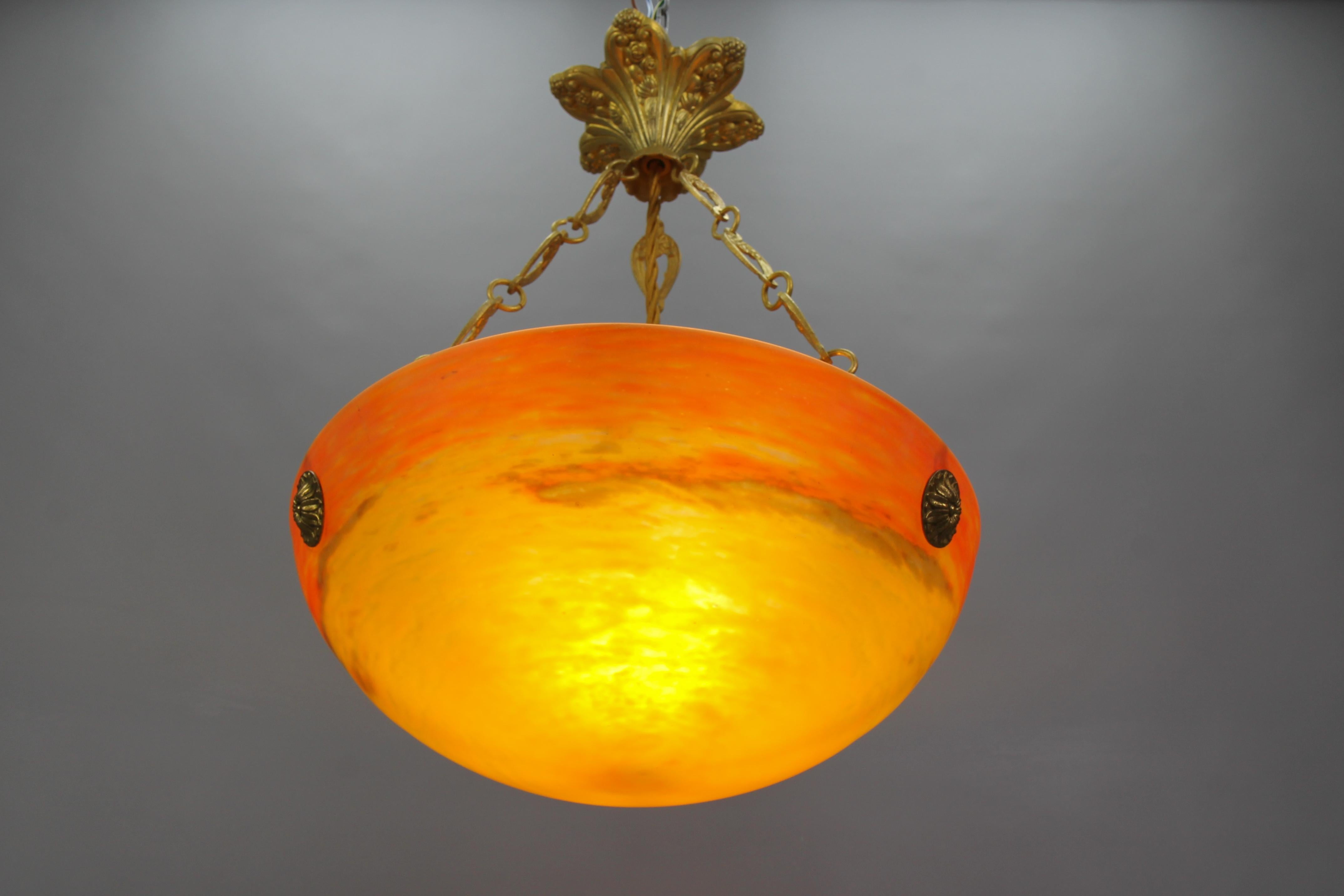 Französische Art Deco Pendelleuchte aus orangefarbenem Pâte de Verre Glas von G.V. de Croismare, Muller Frères Luneville.
Diese reizvolle französische Art-Déco-Hängeleuchte besteht aus einer orangefarbenen 