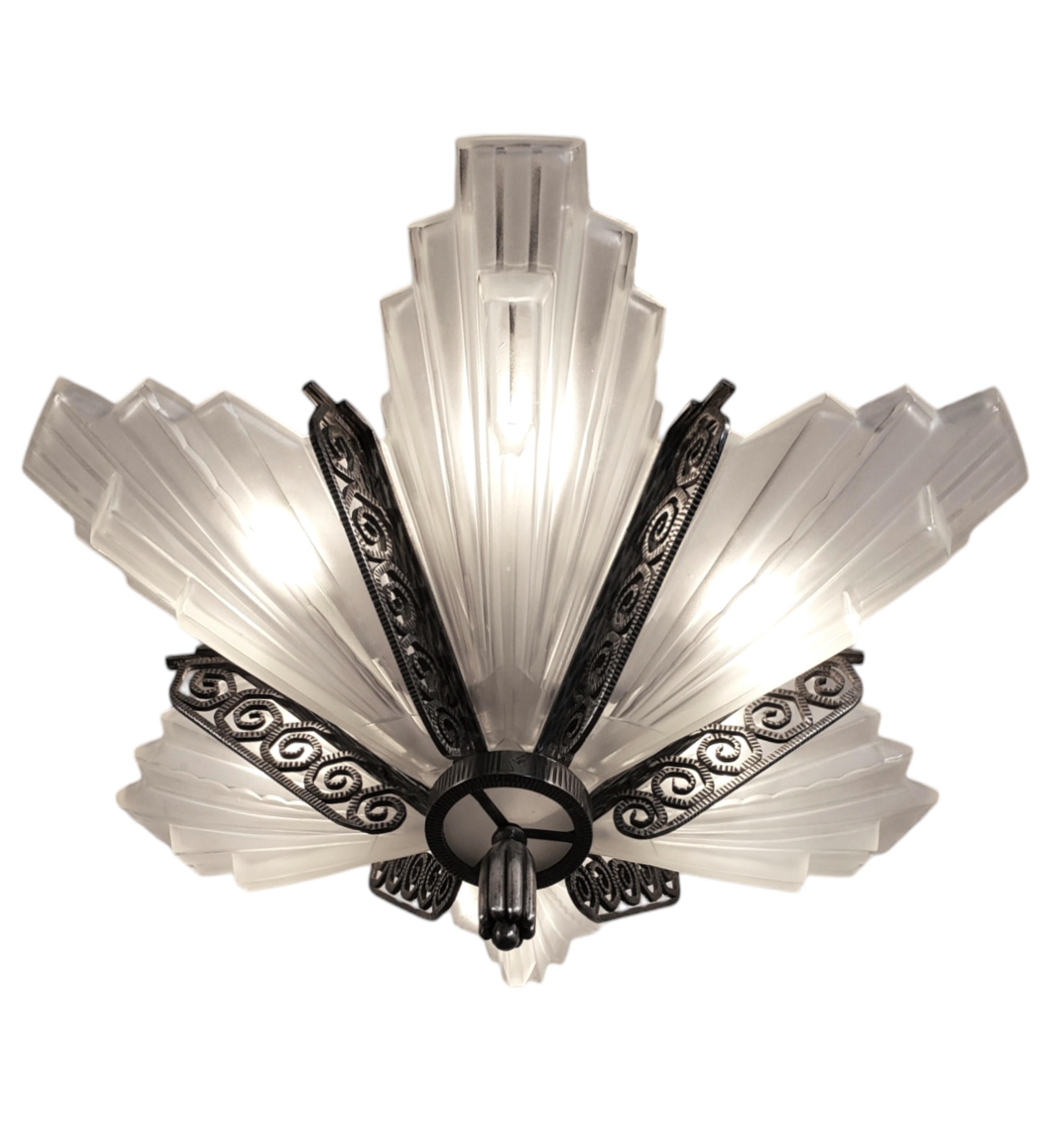 Lámpara de araña francesa Art Decó original de cristal artístico con forma de estrella firmada Marius-E. Sabino Francés en venta
