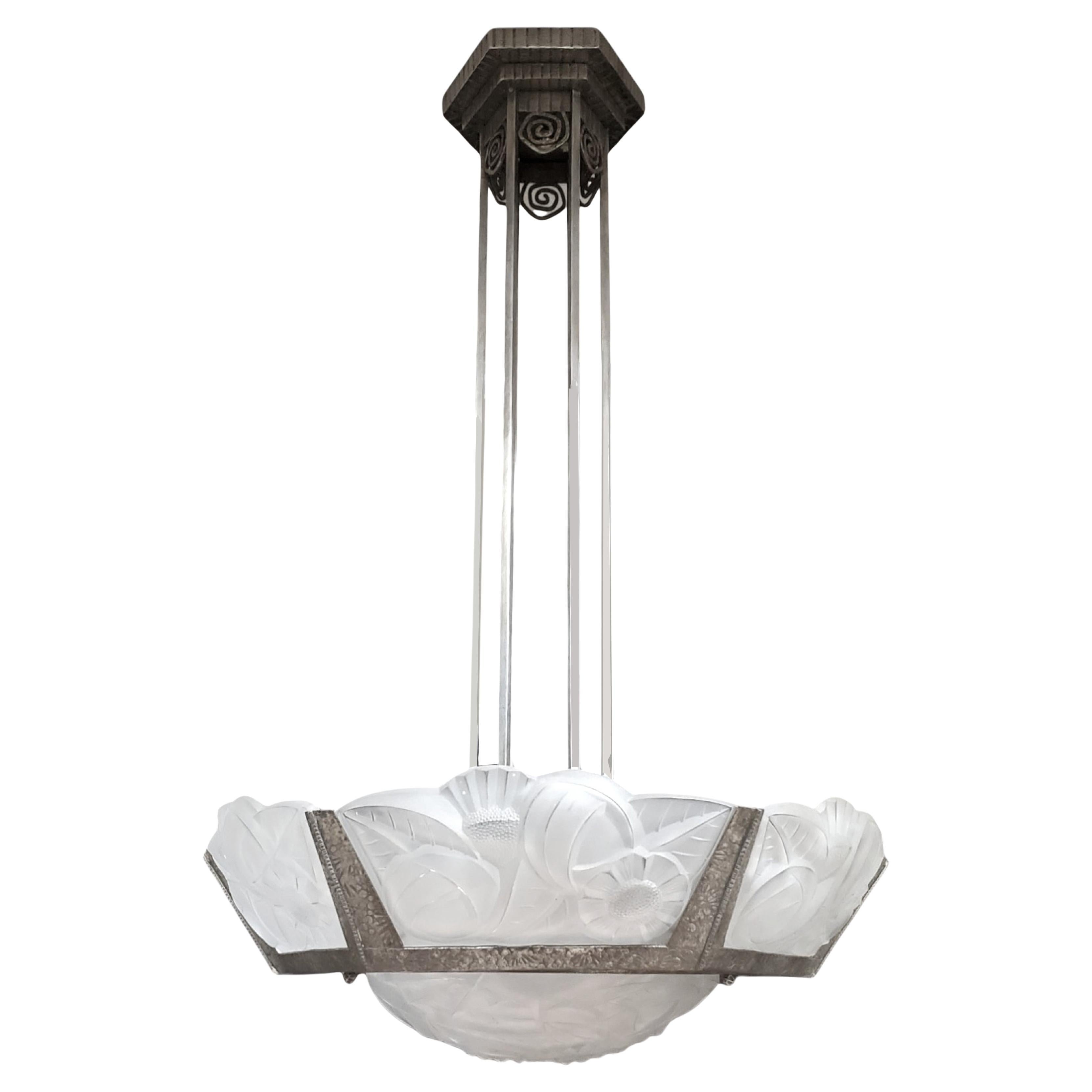 Grand lustre Art Déco français, avec six panneaux en verre d'art dépoli et un coupe central rond assorti en verre moulé dépoli transparent. L'armature en fer forgé à la main avec un magnifique martelage dans un ton étain/nickel présente une tige à