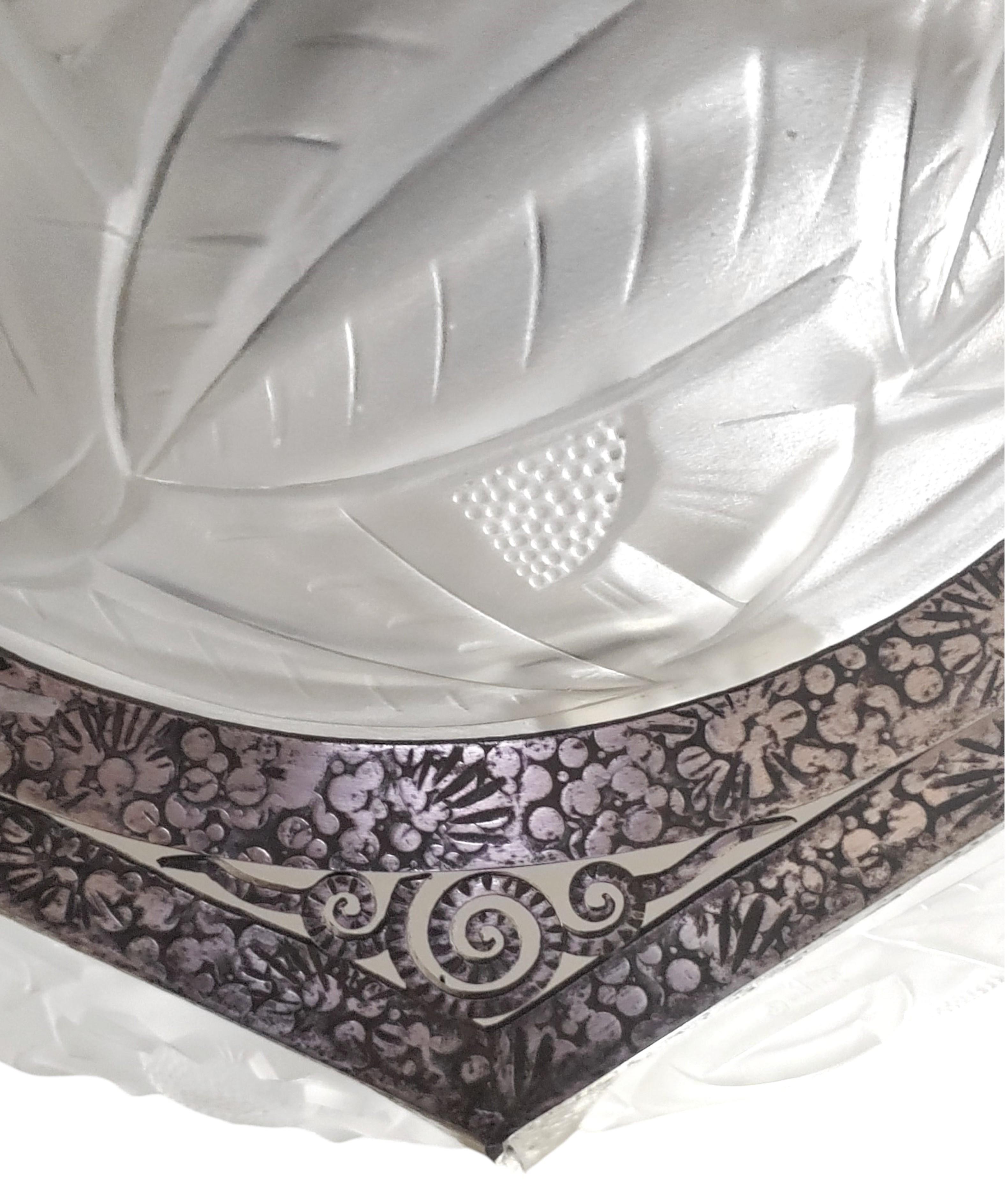 Verre d'art Lustre Art Déco original en verre dépoli à 6 panneaux signé Degué en vente