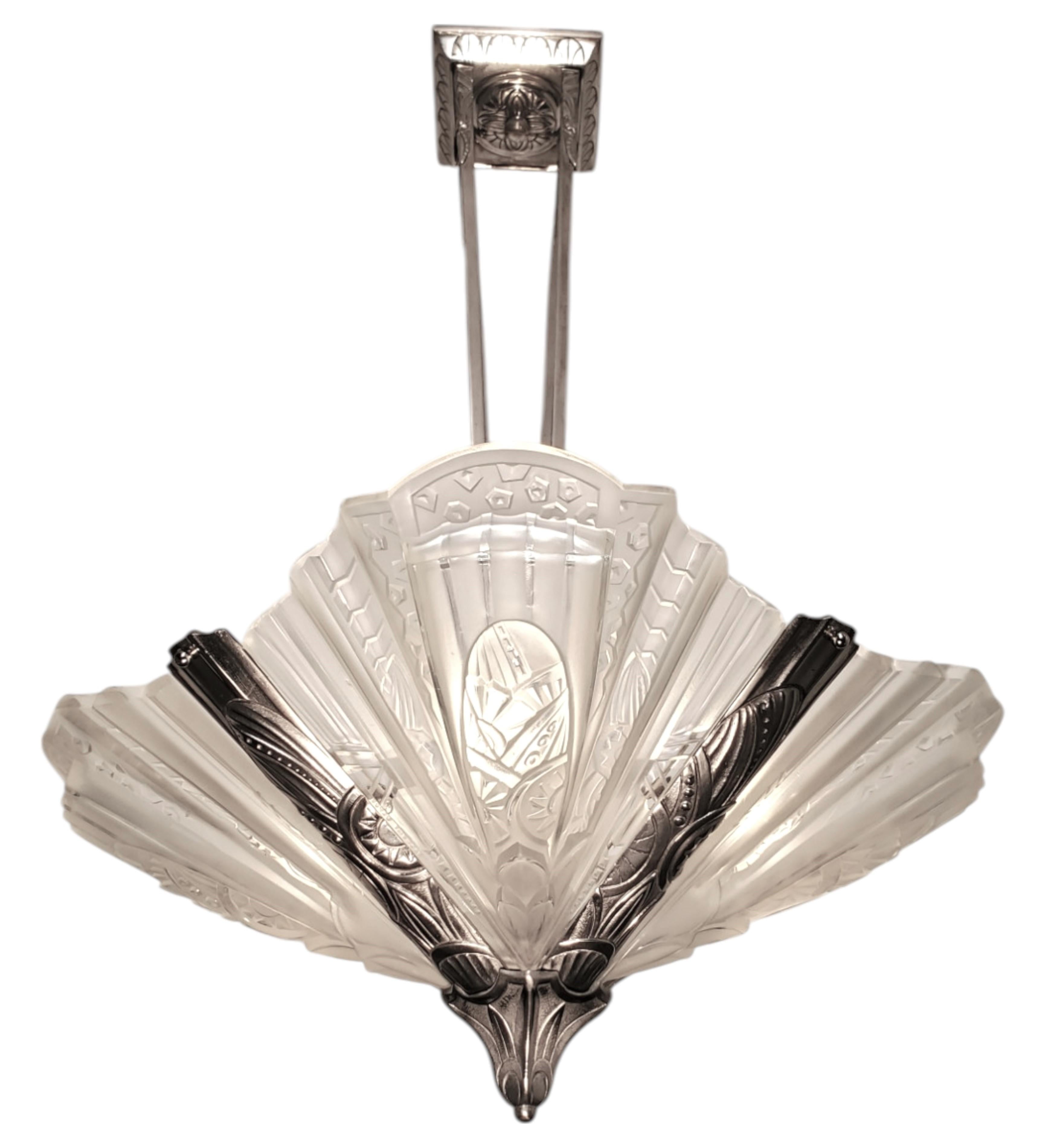 Ein fabelhafter, originaler französischer Art-Déco-Kronleuchter mit vier großen, bauchigen, fächerförmigen, geometrischen Motiven aus mattiertem Kunstglas, montiert in einem passenden, dekorativen Rahmen aus vernickelter Bronze; signiert