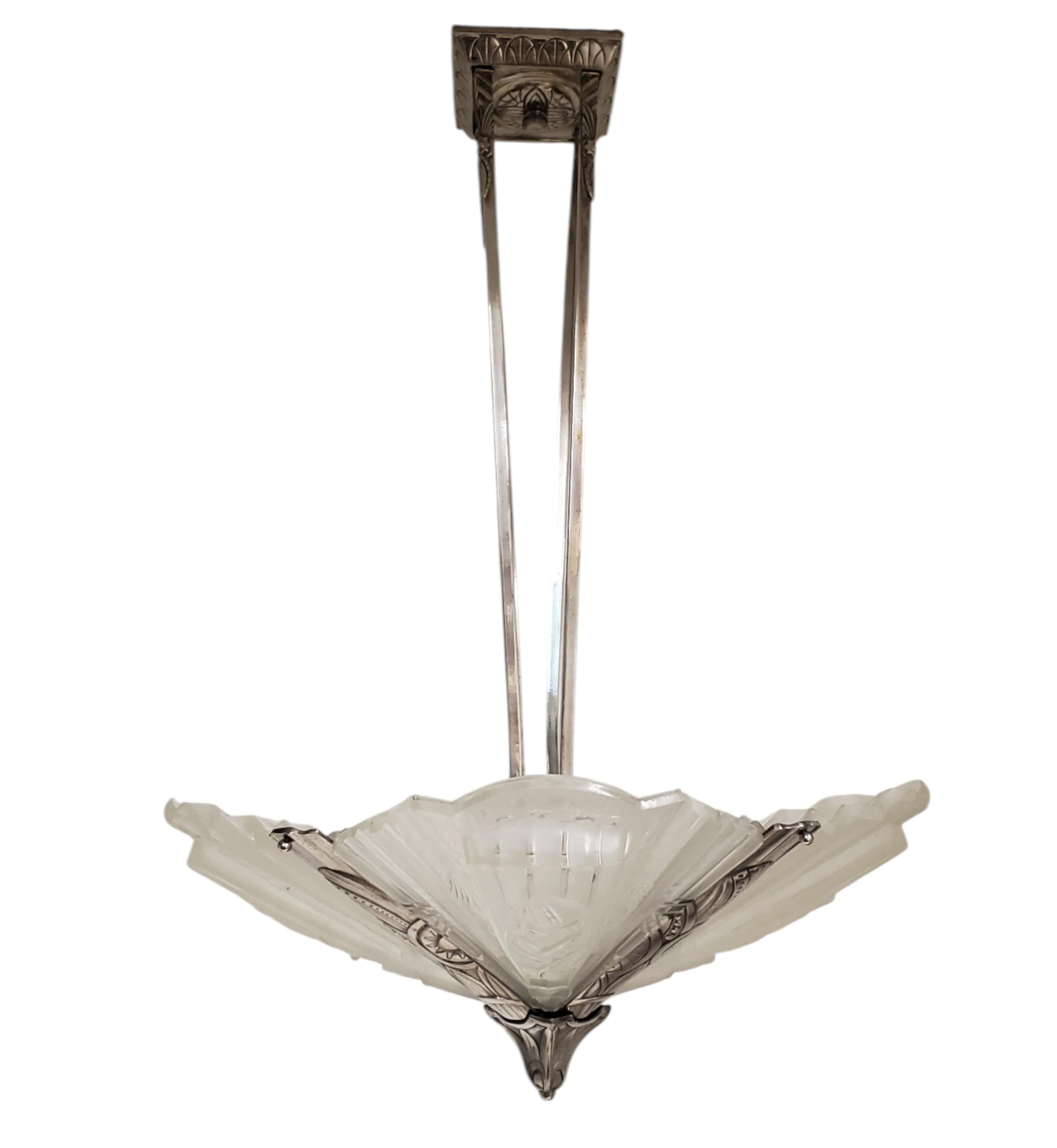 Französisch Art Deco original mattiert Kunstglas Nickel Kronleuchter unterzeichnet Frontisi (Art déco) im Angebot