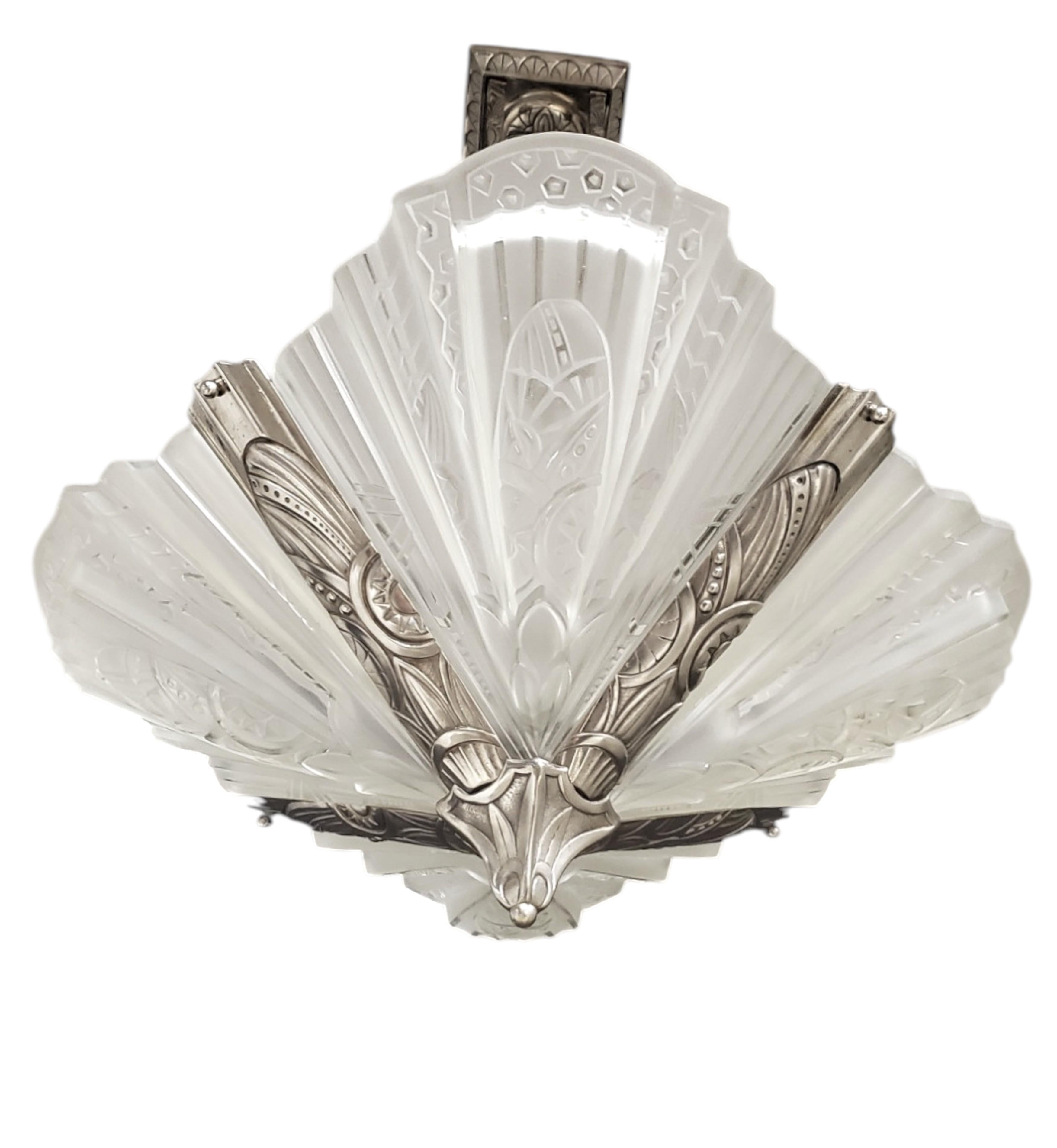 Französisch Art Deco original mattiert Kunstglas Nickel Kronleuchter unterzeichnet Frontisi im Zustand „Gut“ im Angebot in New York City, NY