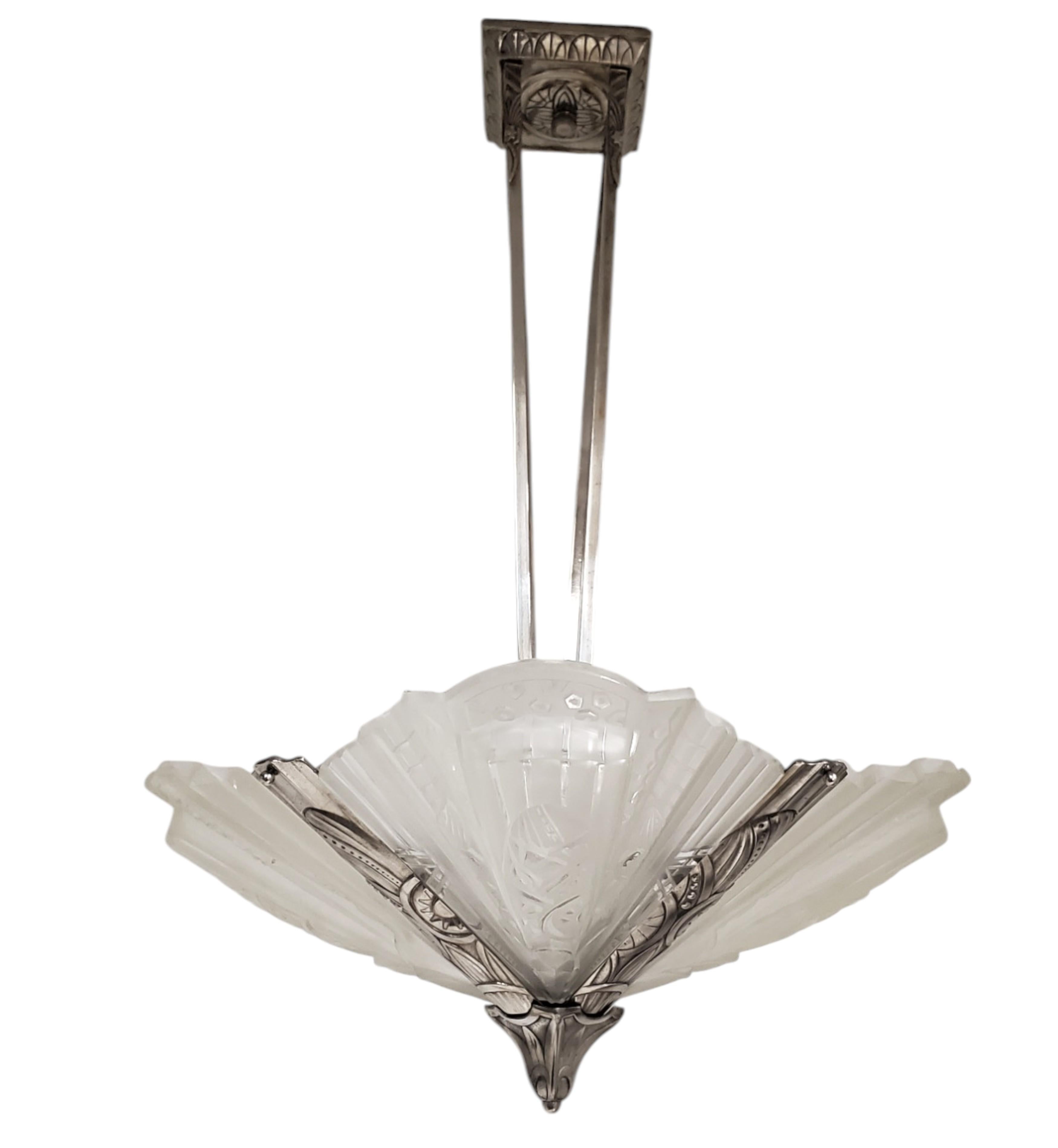 Französisch Art Deco original mattiert Kunstglas Nickel Kronleuchter unterzeichnet Frontisi (20. Jahrhundert) im Angebot