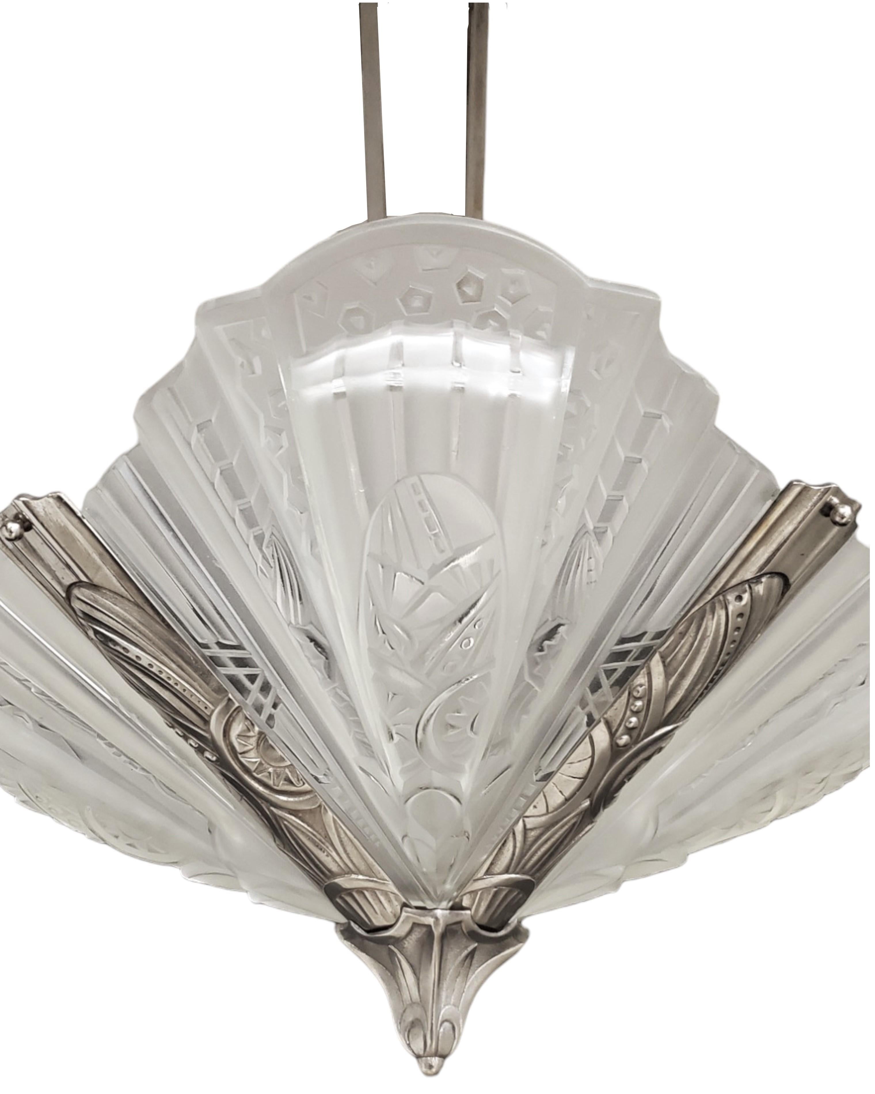 Französisch Art Deco original mattiert Kunstglas Nickel Kronleuchter unterzeichnet Frontisi (Bronze) im Angebot