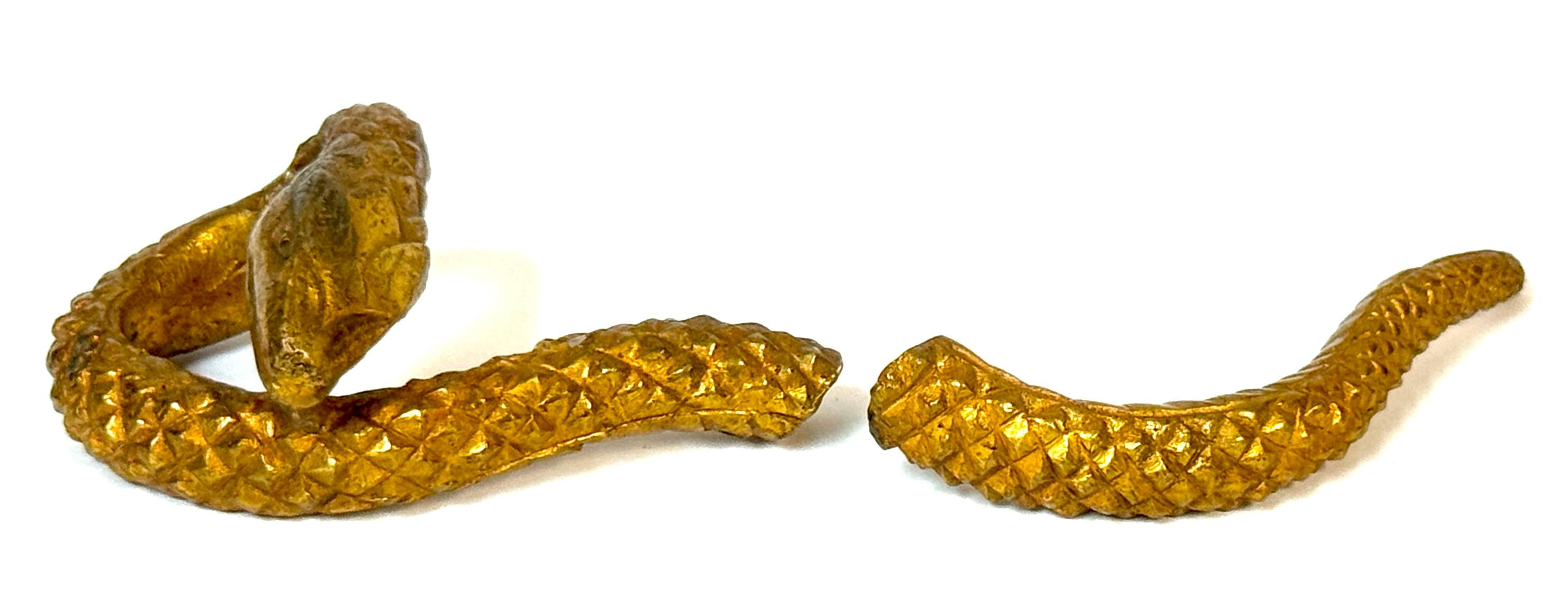 Asa de Serpiente Art Decó Francesa de Ormolu, estampada LT / 2, circa 1925-1935

Rara y llamativa asa de serpiente francesa de ormolu, del periodo Art Déco, circa 1925-1935. Fundido en dos partes, el asa tiene forma de cabeza de serpiente enroscada
