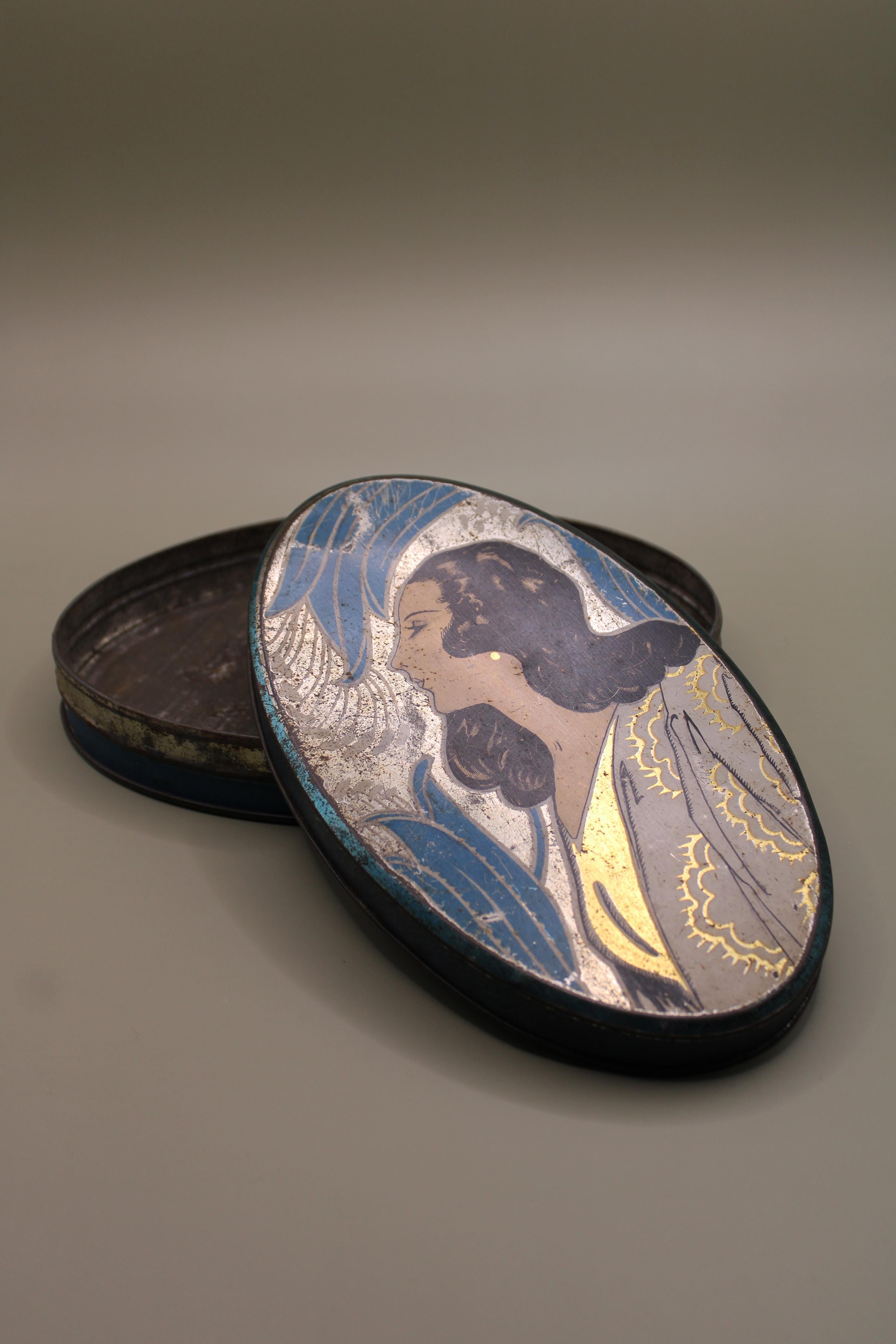 French Art Deco Oval Advertising Box Chocolate Tin 1930's France In Good Condition For Sale In Antwerpen, BE