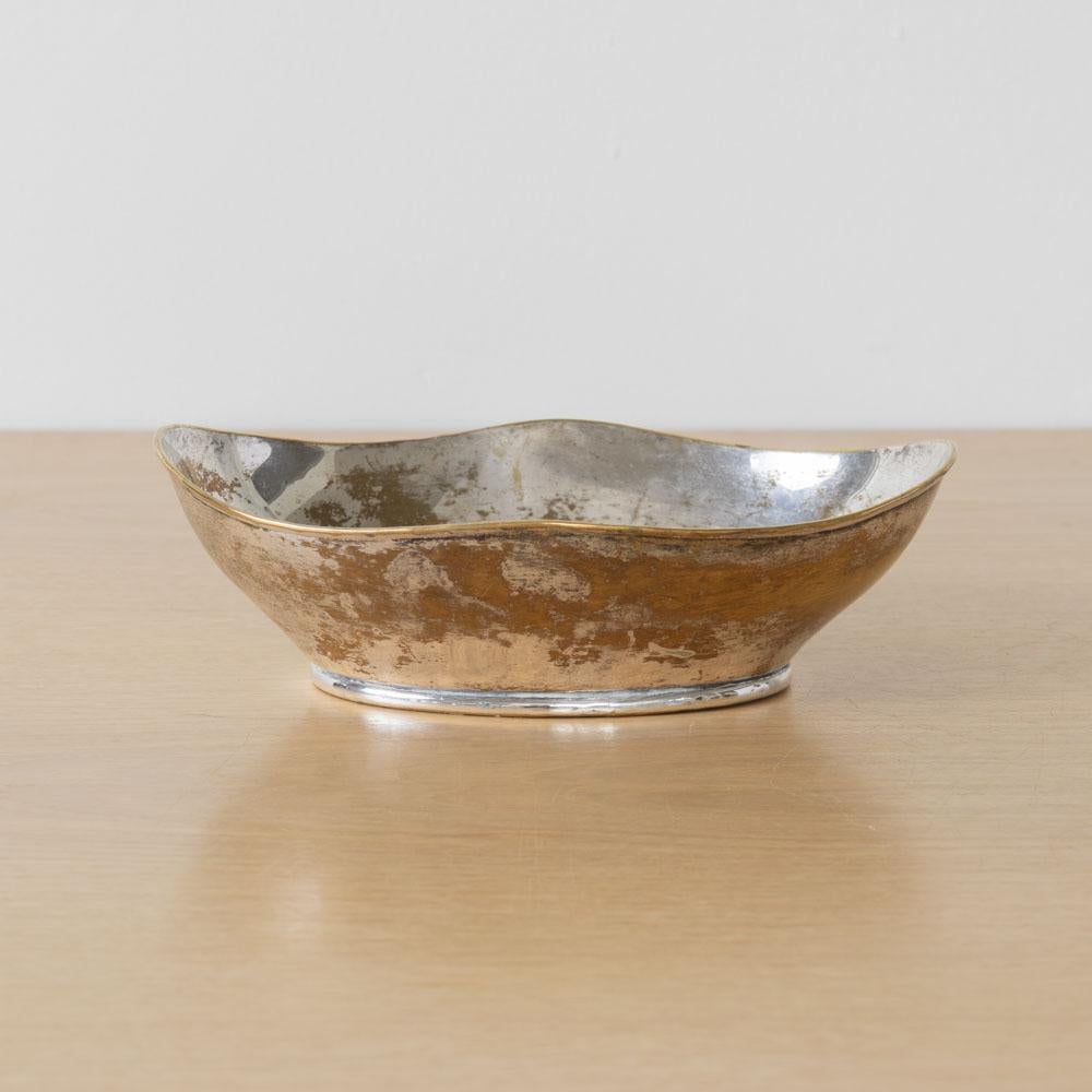 Deliziosa ciotola decorativa in argento Art Decor proveniente dalla Francia, anni '30. Bellissimo pezzo con ciotola di forma ovale e bordo ondulato. La finitura originale mostra una buona età e patina. Perfetto come oggetto decorativo o come