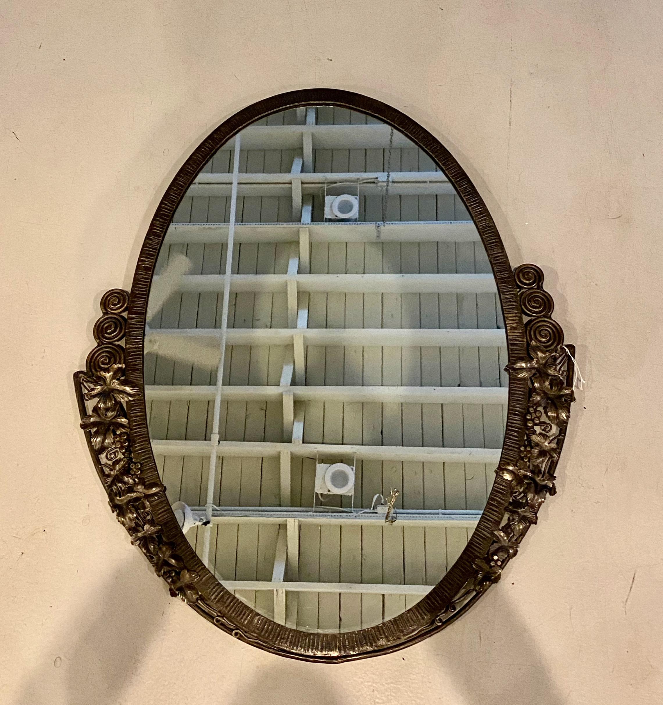 Specchio ovale francese Art Deco Mirror. La cornice presenta intricati dettagli deco con motivi floreali e geometrici.  Può essere ri-placcato su richiesta  Lo specchio è pronto per essere appeso. 

  