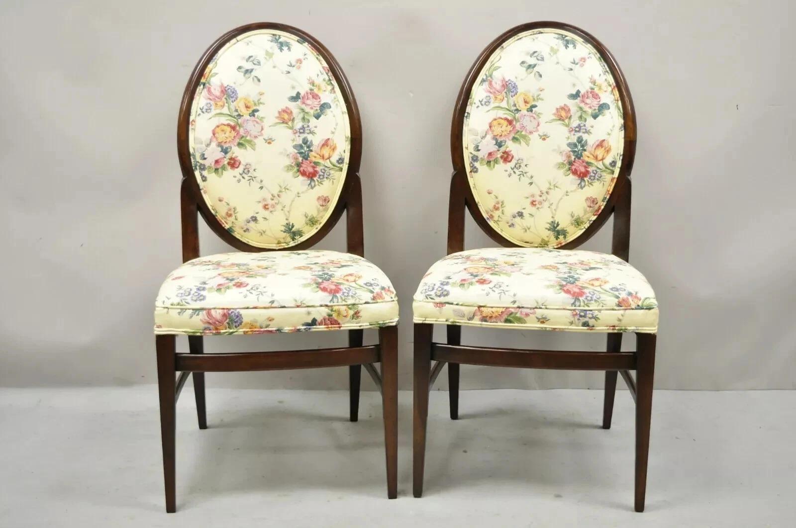 Sedie da pranzo francesi Art Deco con schienale imbottito e struttura in legno di mogano - una coppia. L'articolo presenta schienali imbottiti ovali, strutture in legno massiccio, gambe affusolate, una coppia vintage molto bella, linee pulite e