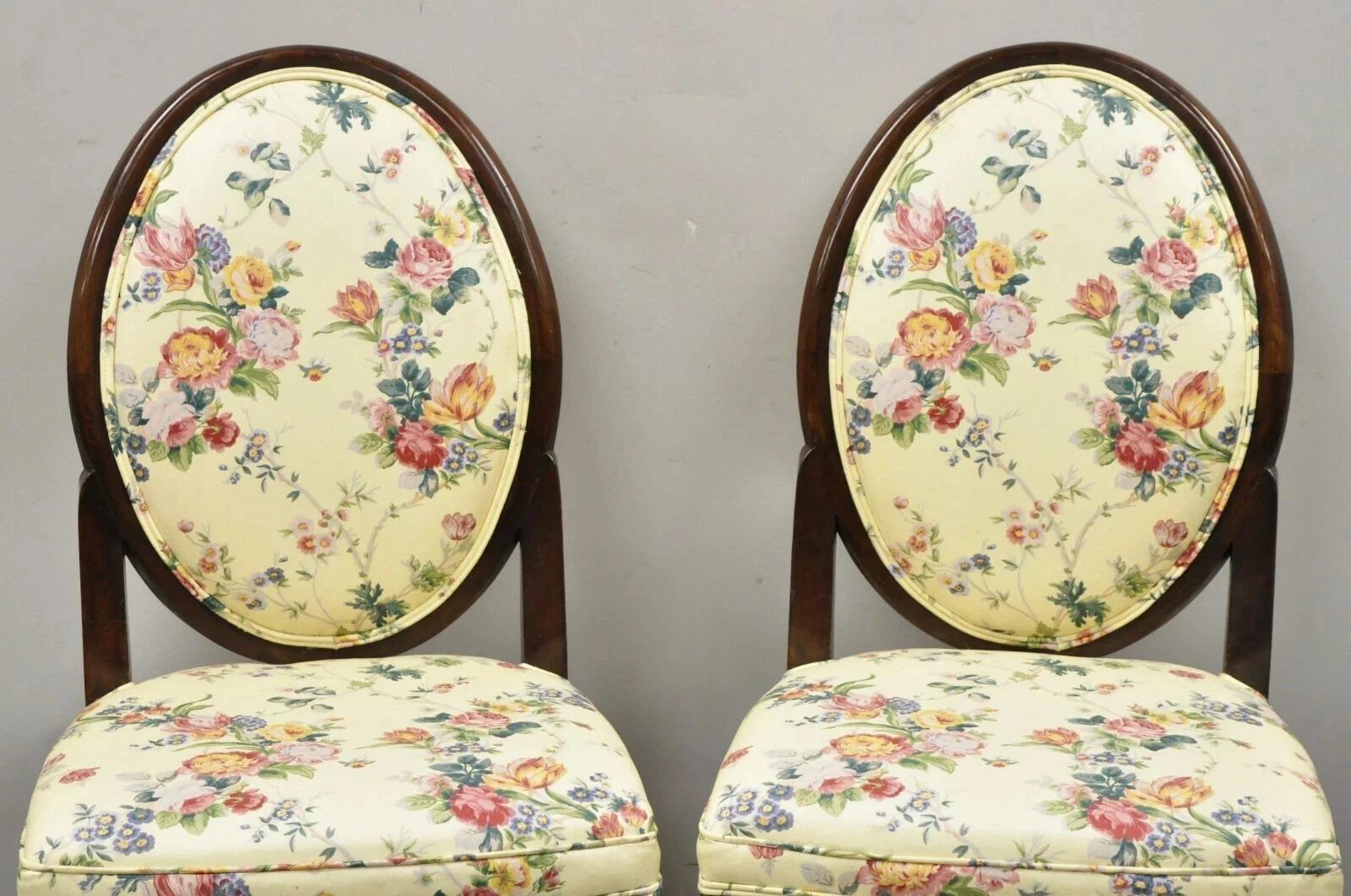 Sconosciuto Sedie da pranzo francesi Art Déco ovali con schienale imbottito e struttura in legno di mogano - una coppia in vendita