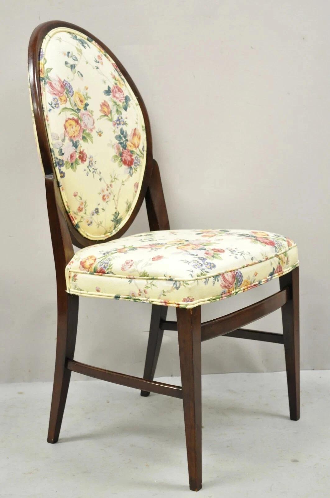 XX secolo Sedie da pranzo francesi Art Déco ovali con schienale imbottito e struttura in legno di mogano - una coppia in vendita